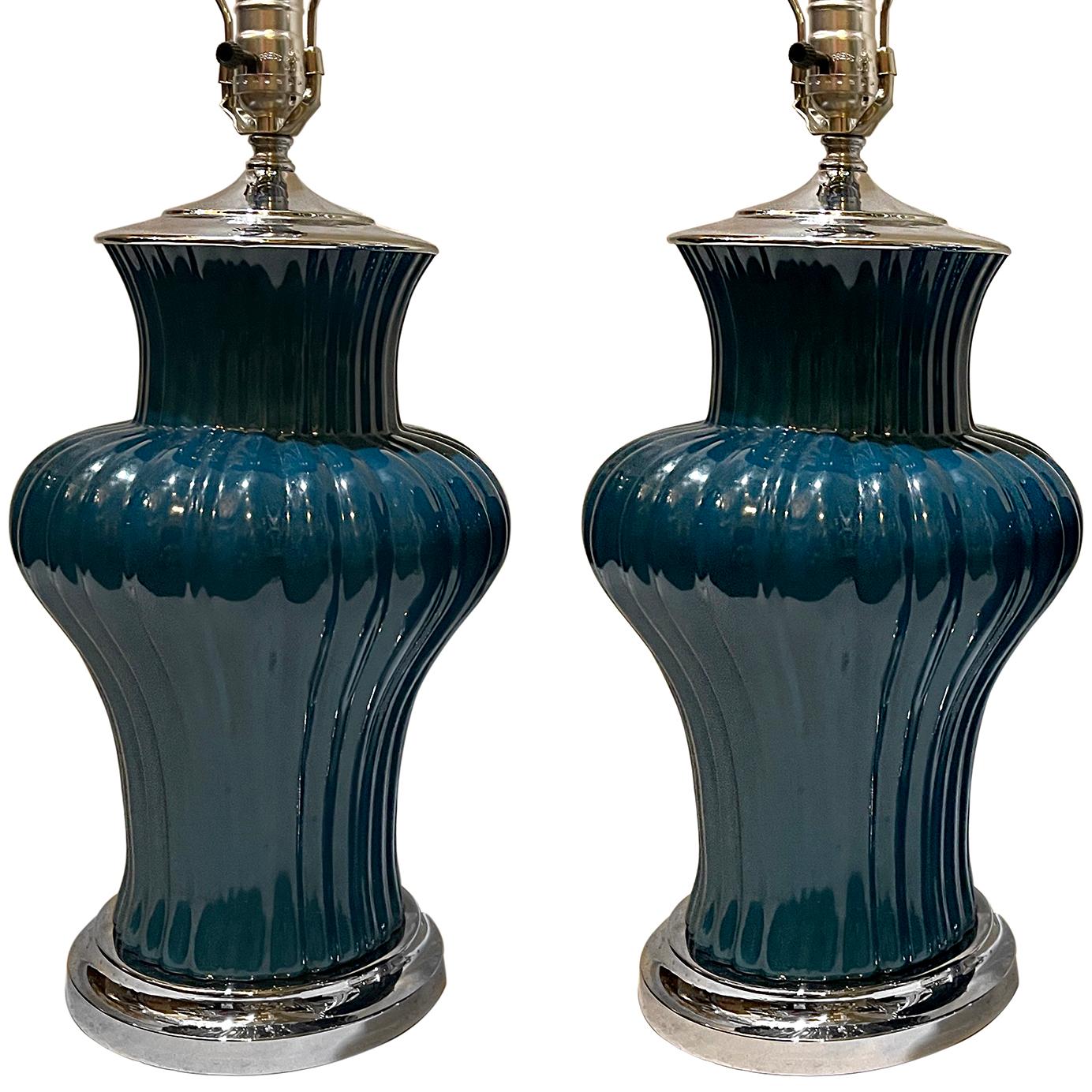 italien Paire de lampes en porcelaine du milieu du siècle dernier en vente
