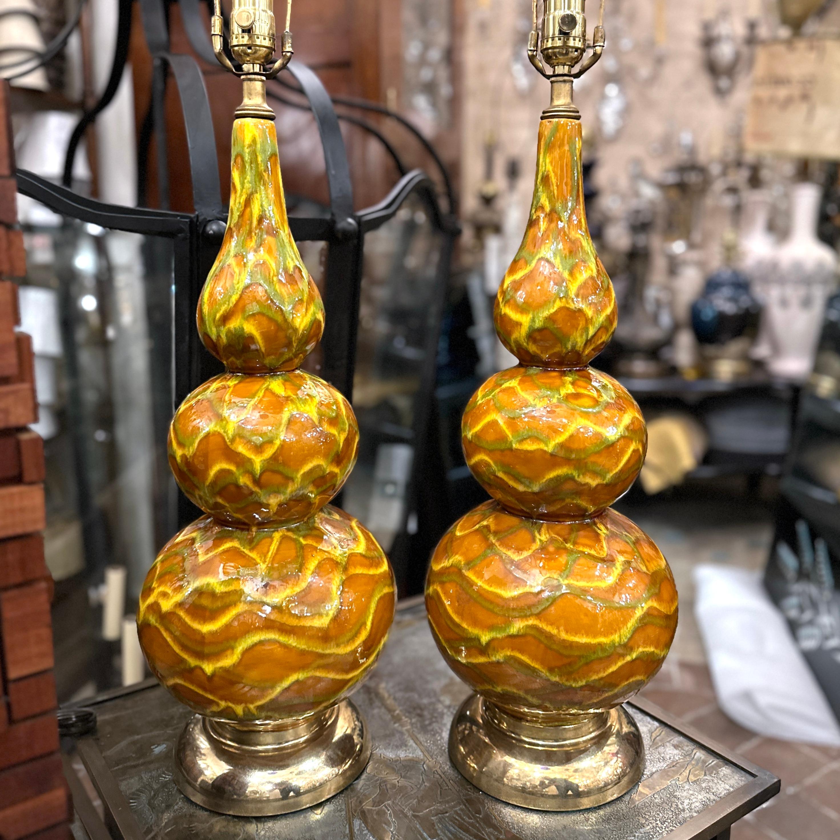 Pareja de lámparas de porcelana de mediados de siglo en Bueno estado para la venta en New York, NY