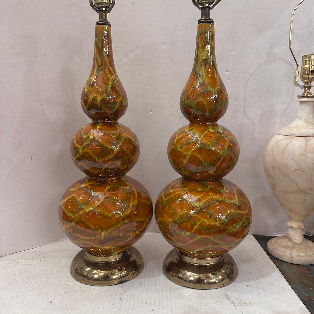 Pareja de lámparas de porcelana de mediados de siglo en venta 1