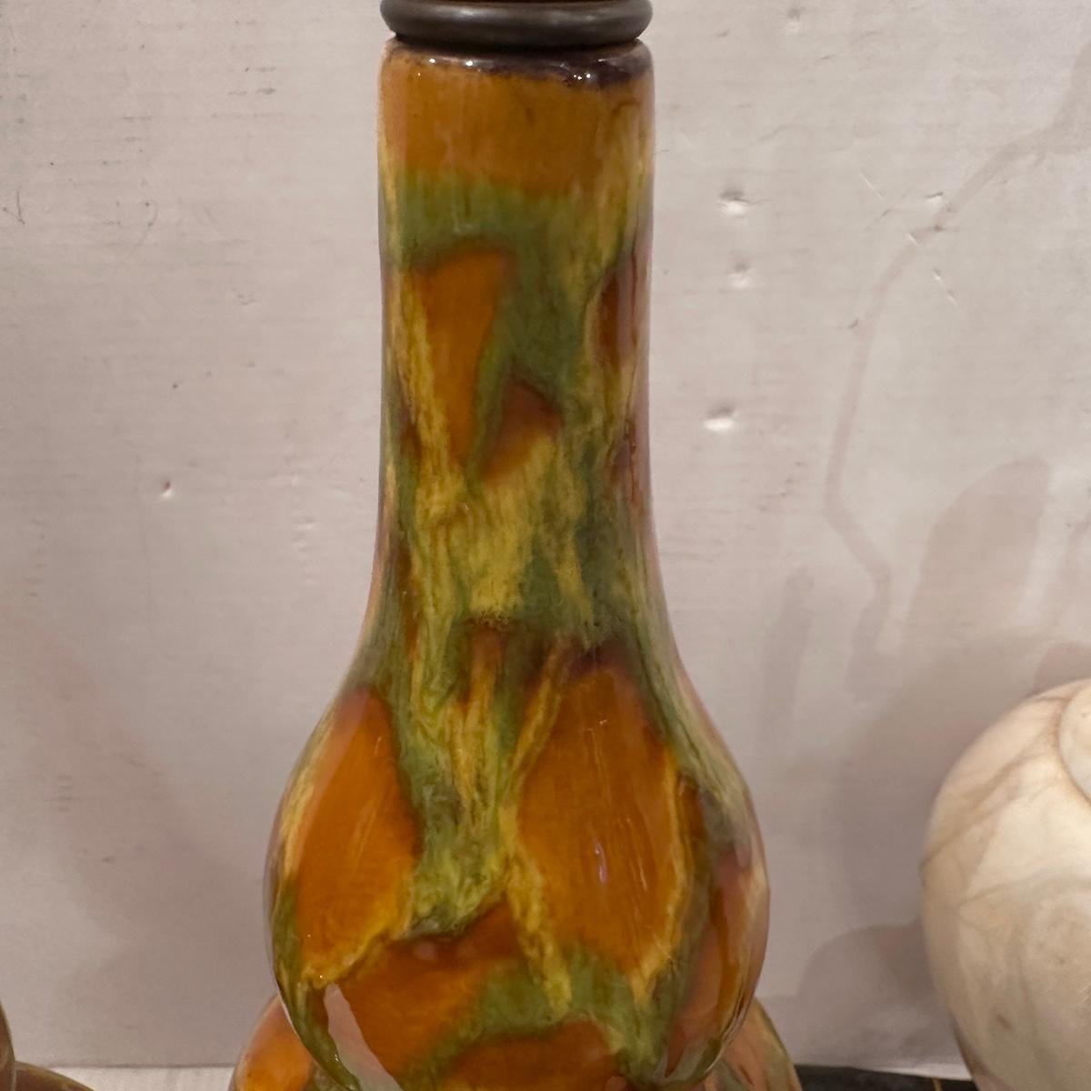 Pareja de lámparas de porcelana de mediados de siglo en venta 2