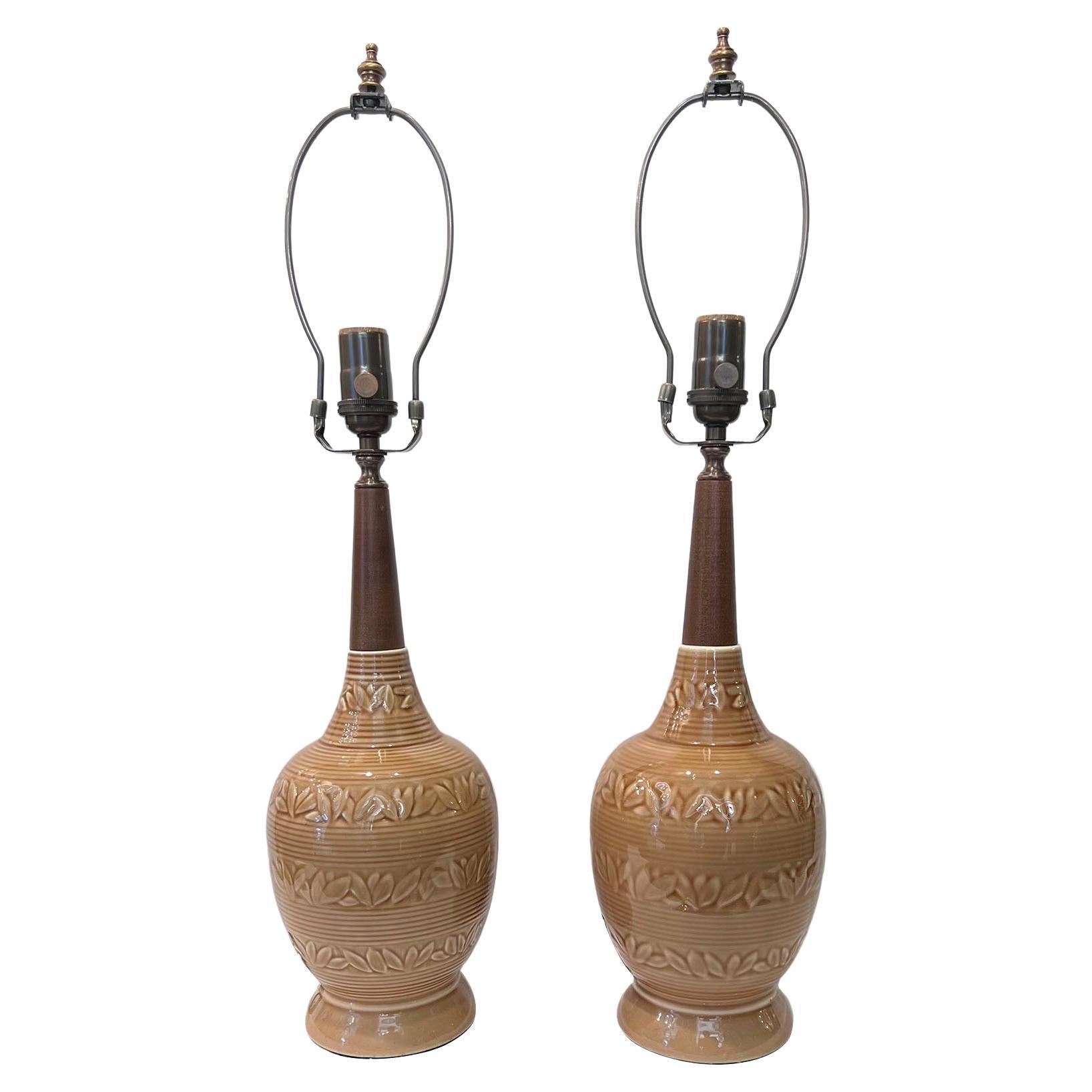 Paire de lampes de table en porcelaine du milieu du siècle dernier