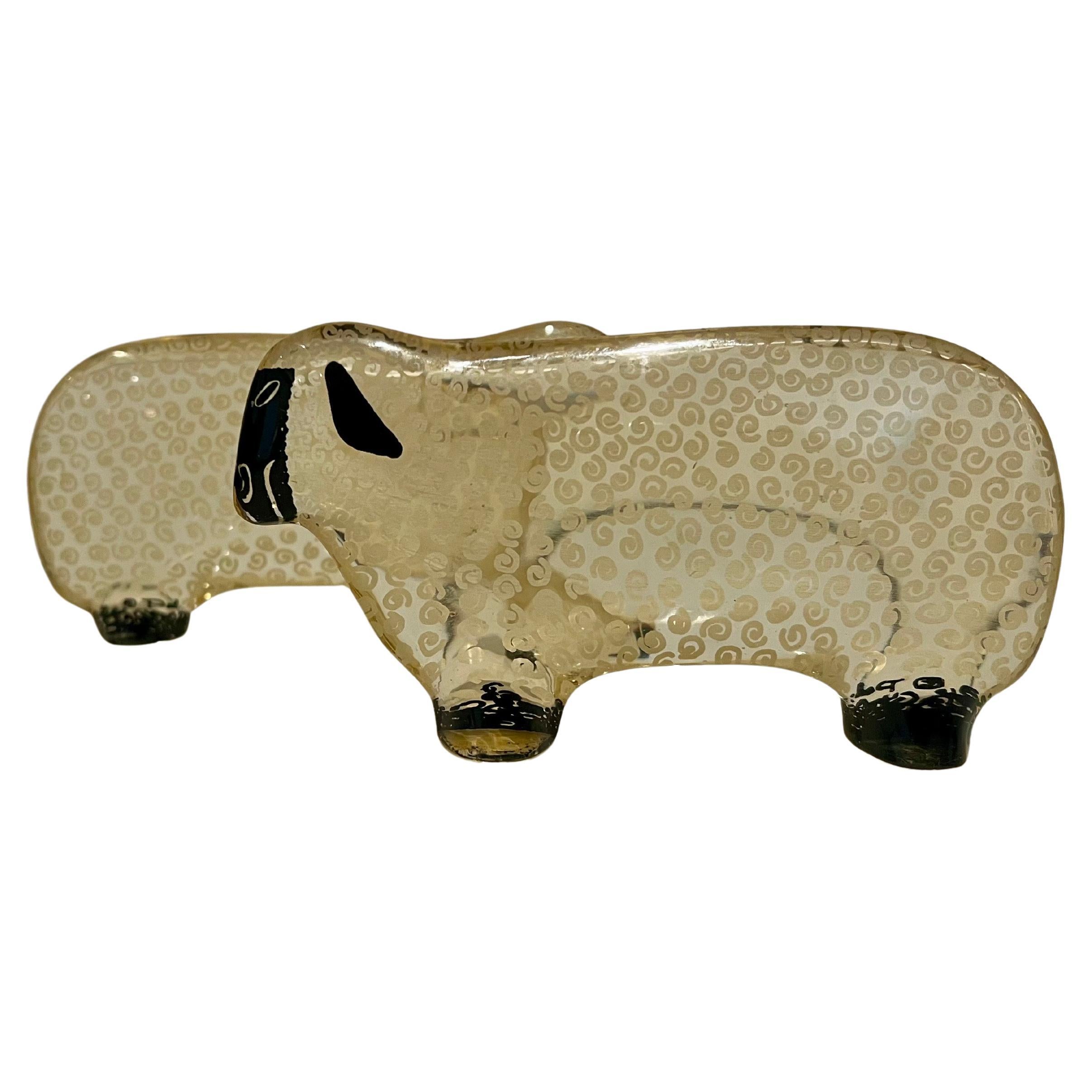 Coppia di sculture di pecore in lucite della metà del secolo scorso, molto rare da trovare, dell'artista brasiliano Abraham Palatnik, circa 1960. Palatnik è stato un pioniere dei movimenti 
