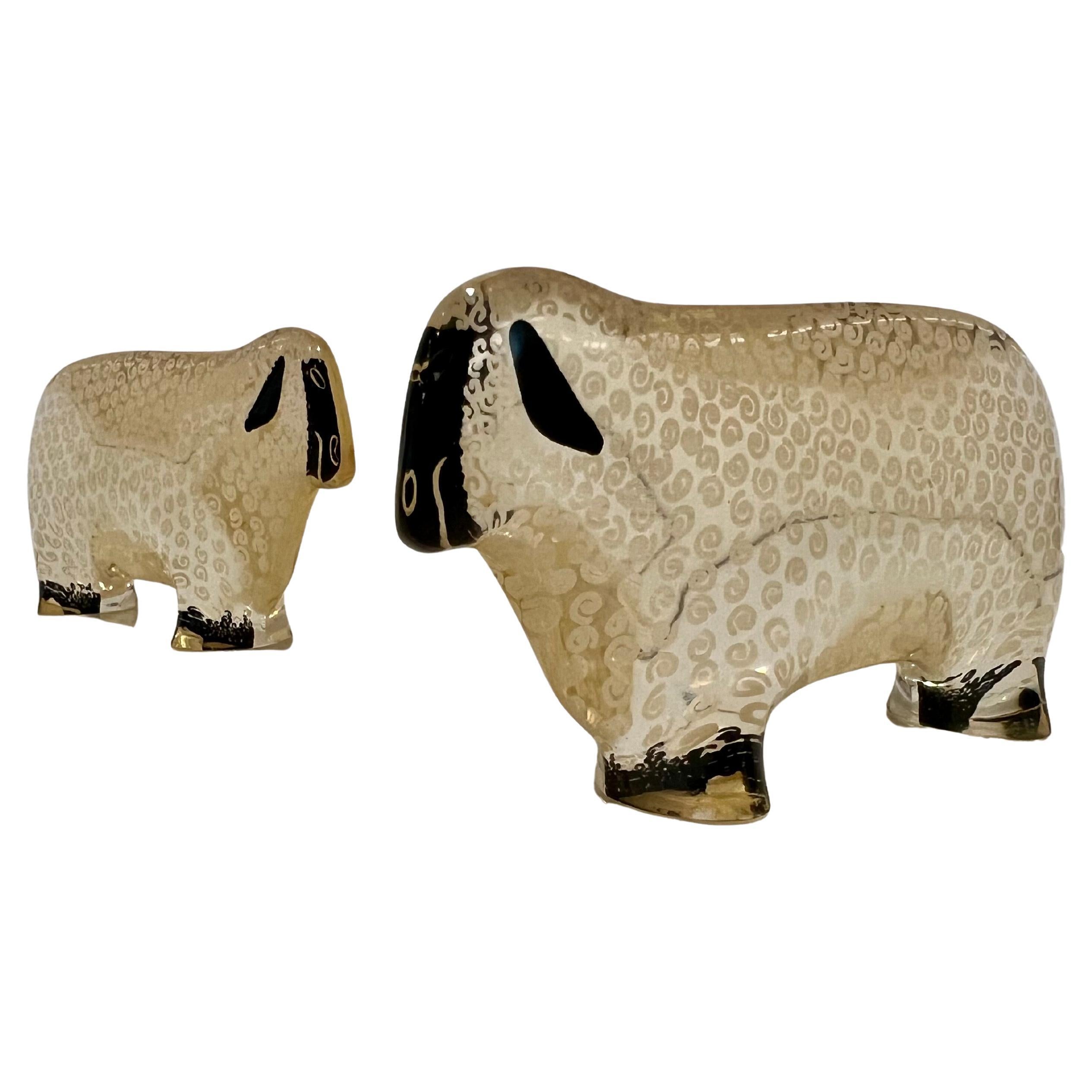 Coppia di rare sculture di pecore in lucite di Abraham Palatnik risalenti alla metà del secolo scorso