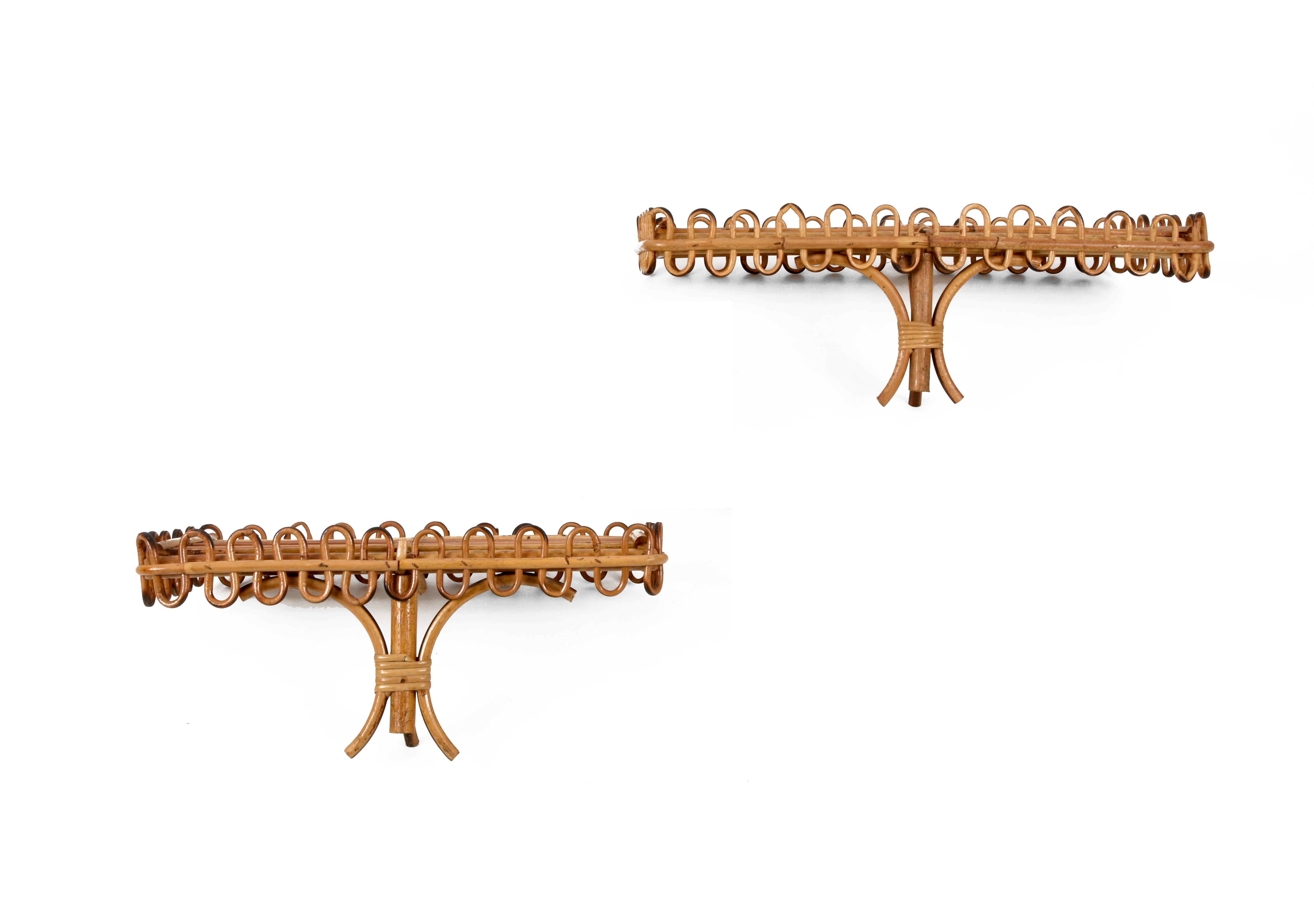 Wonderful midcentury pair of bamboo and rattan shelves. These stunning items were realized in Italy during the 1960s after Franco Albini.

The shelves have wonderful decorations with curved rattan all around the front part of the structure.