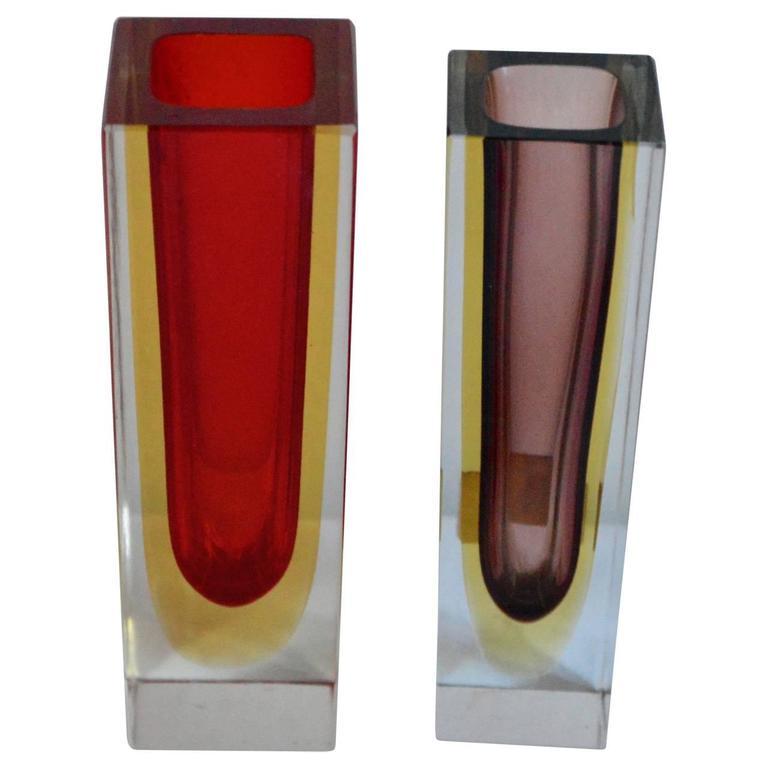Belle paire de vases Sommerso dans une belle couleur rouge et bordeaux, avec la bande jaune caractéristique autour de la couleur principale.