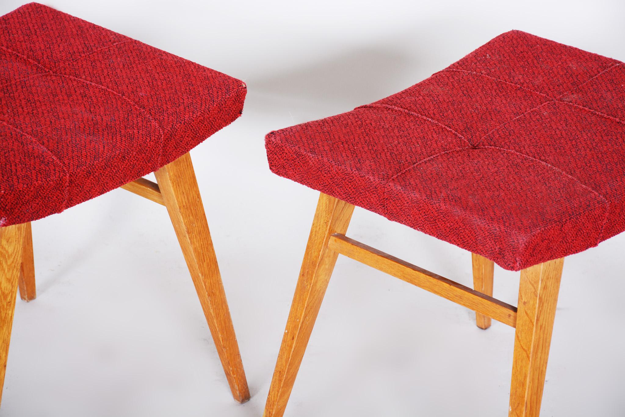 Pair of Midcentury Red Beech Stools, 1960s, Original Preserved Condition In Fair Condition For Sale In Horomerice, CZ