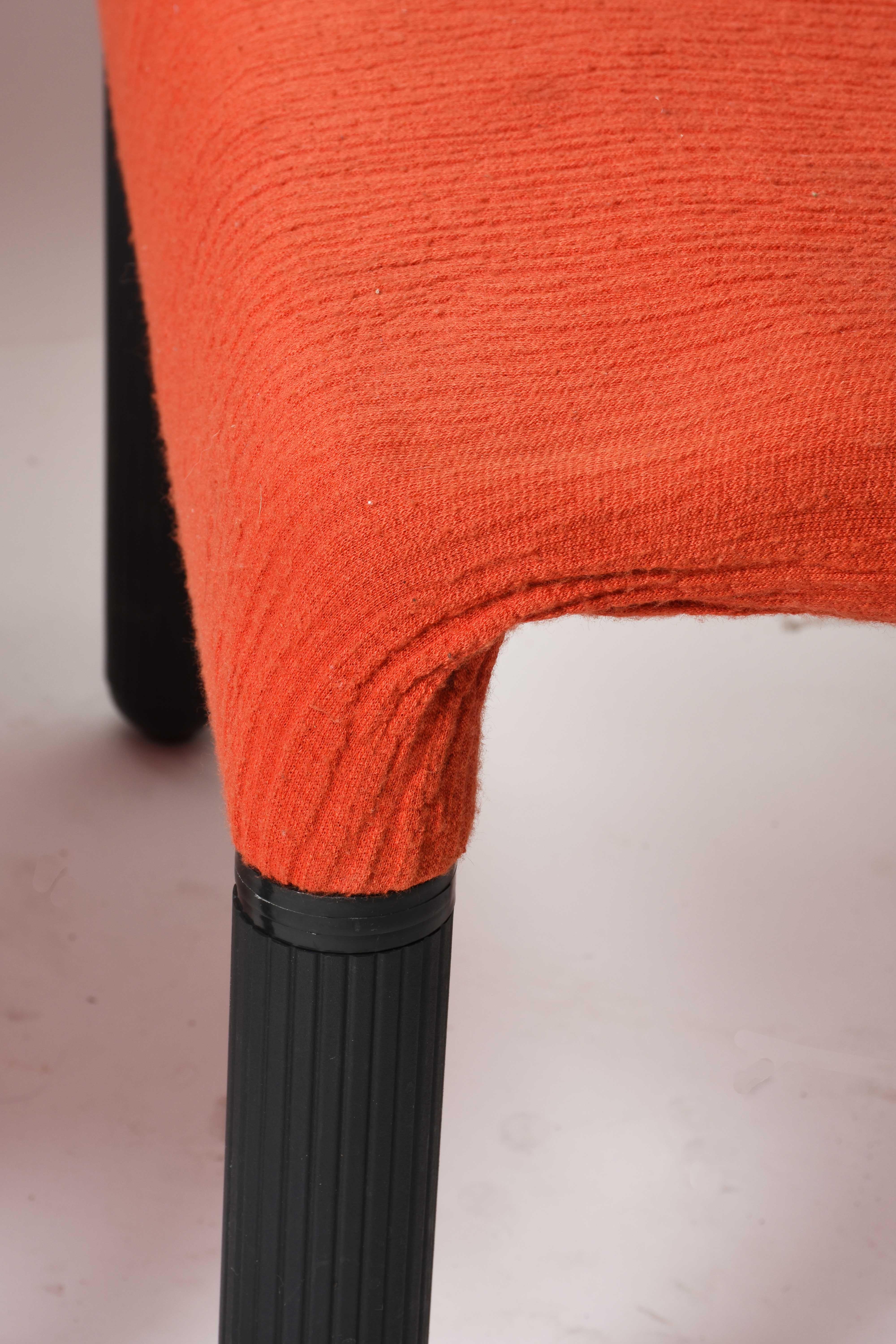 Paire de fauteuils italiens du milieu du siècle en tissu rouge et plastique noir, Menphis, années 1980 en vente 4
