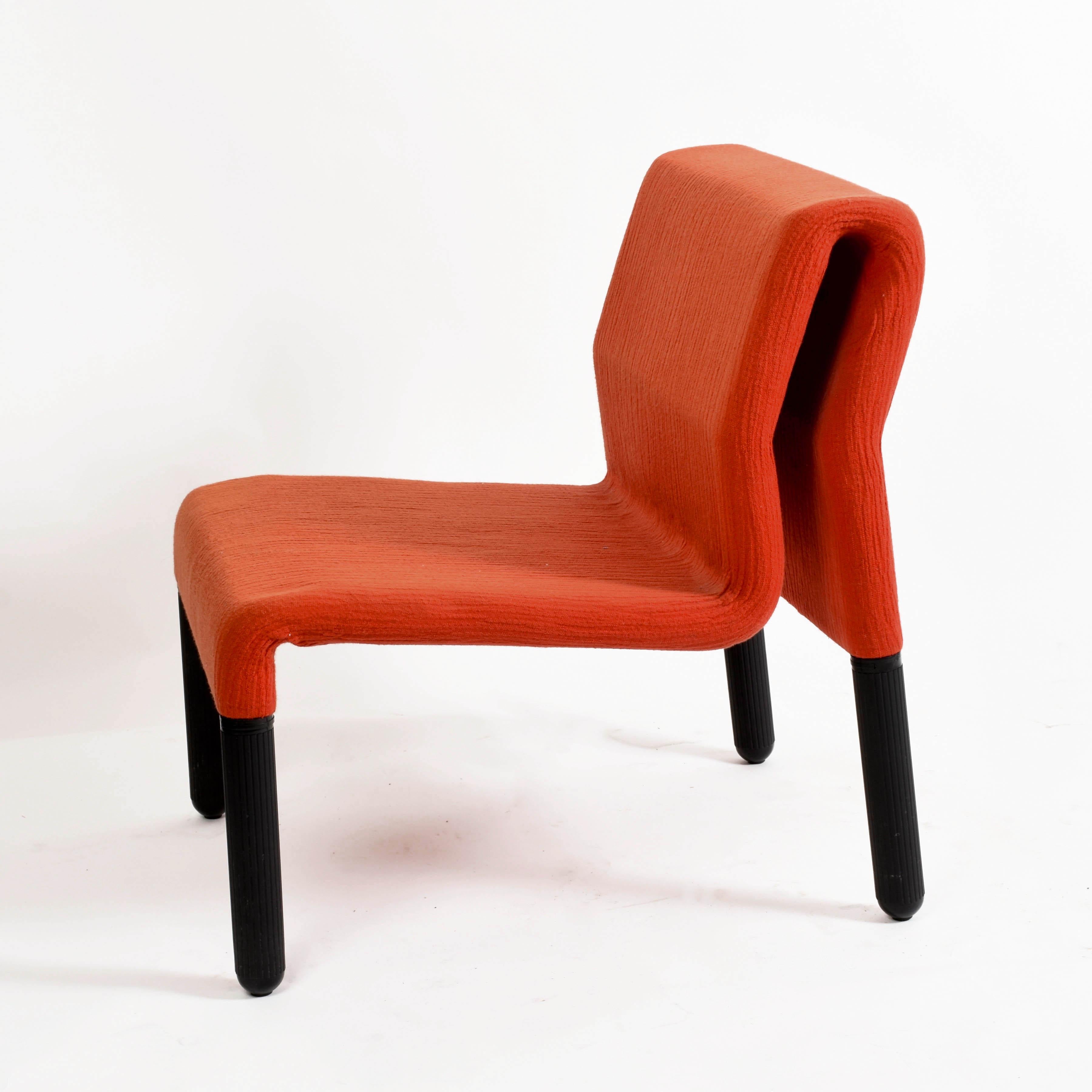 Pair of Midcentury Red Fabric and Black Plastic Italian Armchairs, Menphis 1980s For Sale 15