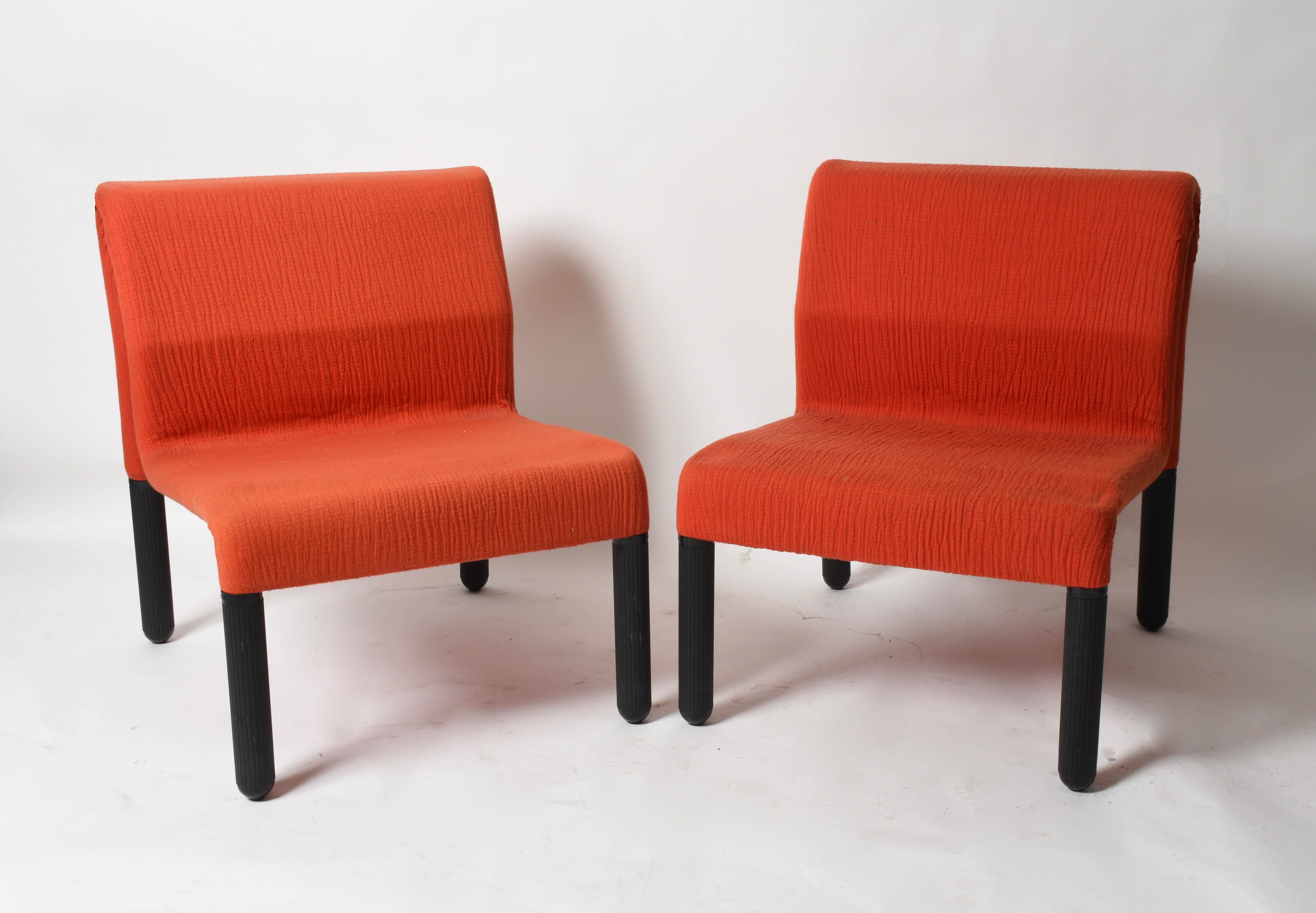 Pair of Midcentury Red Fabric and Black Plastic Italian Armchairs, Menphis 1980s In Good Condition For Sale In Roma, IT