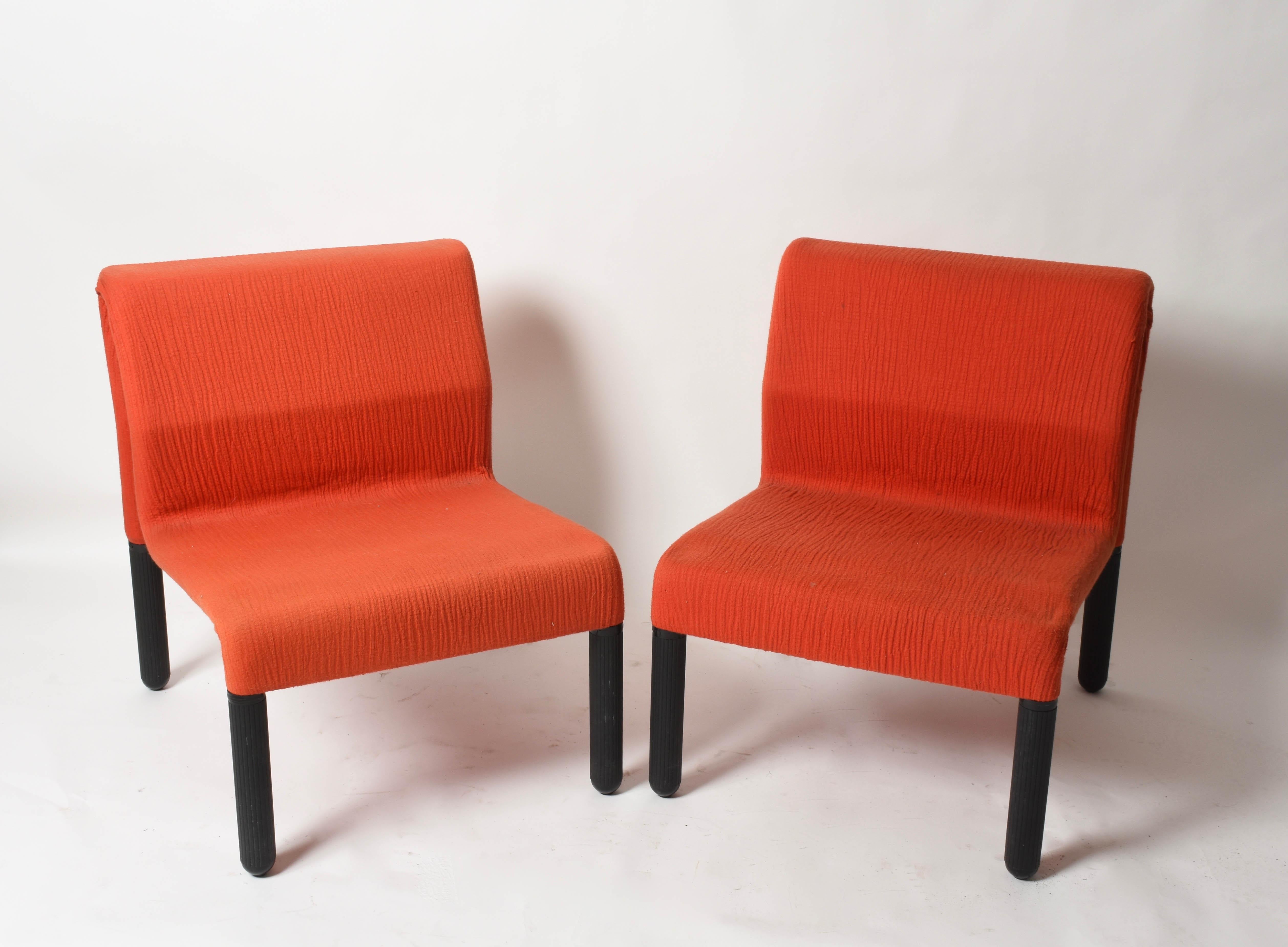Fin du 20e siècle Paire de fauteuils italiens du milieu du siècle en tissu rouge et plastique noir, Menphis, années 1980 en vente