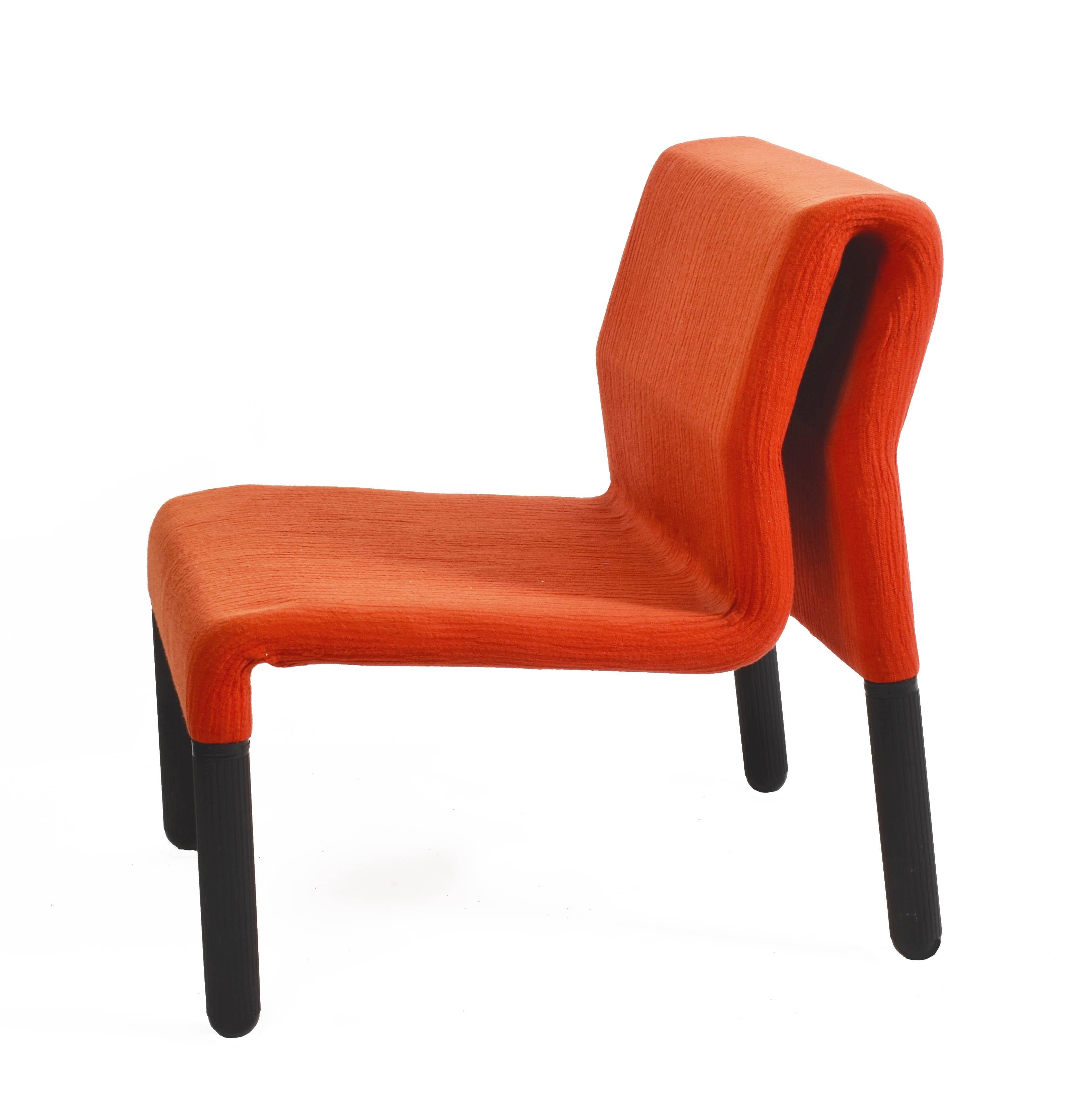 Pair of Midcentury Red Fabric and Black Plastic Italian Armchairs, Menphis 1980s For Sale 2