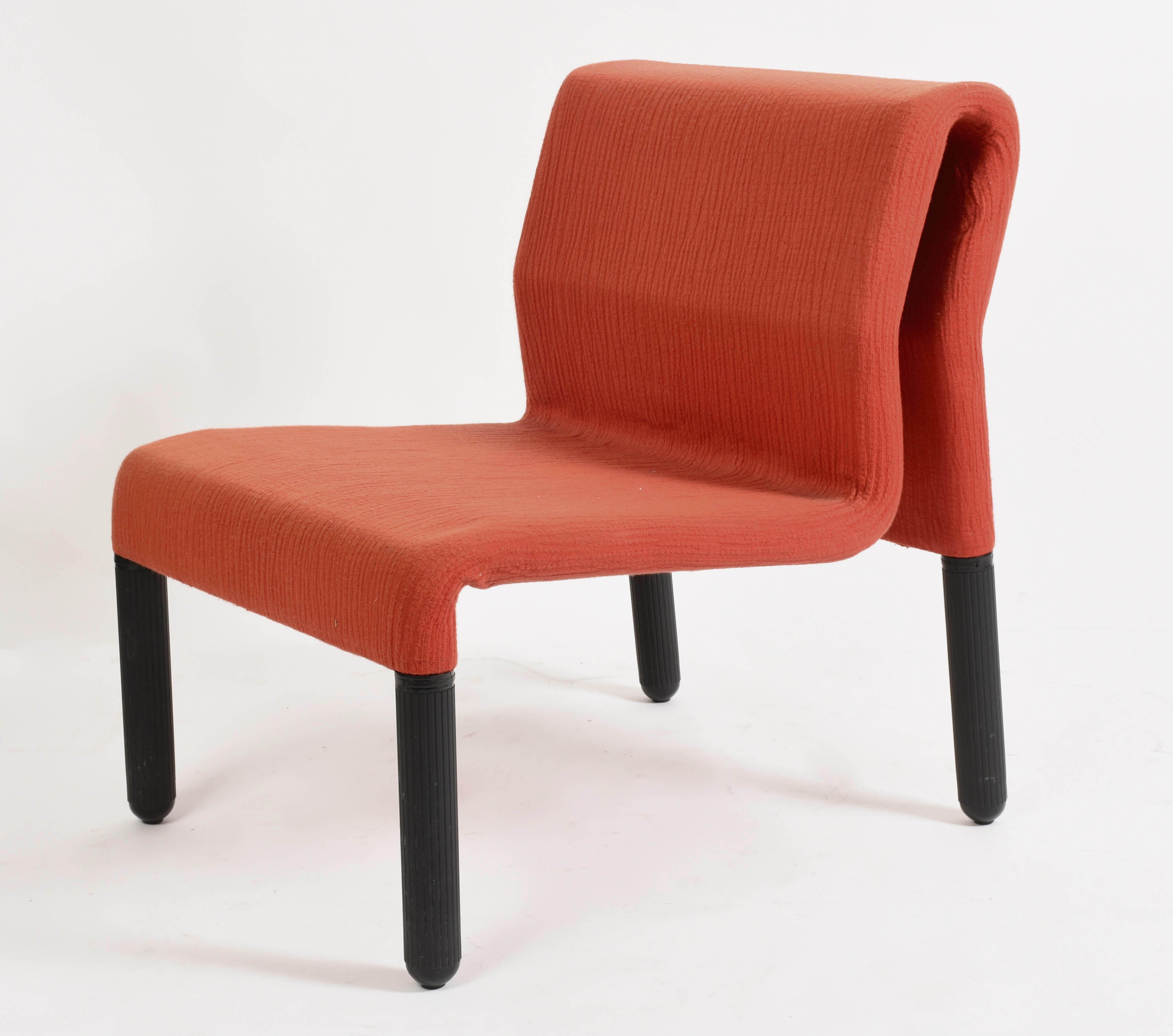 Paire de fauteuils italiens du milieu du siècle en tissu rouge et plastique noir, Menphis, années 1980 en vente 2