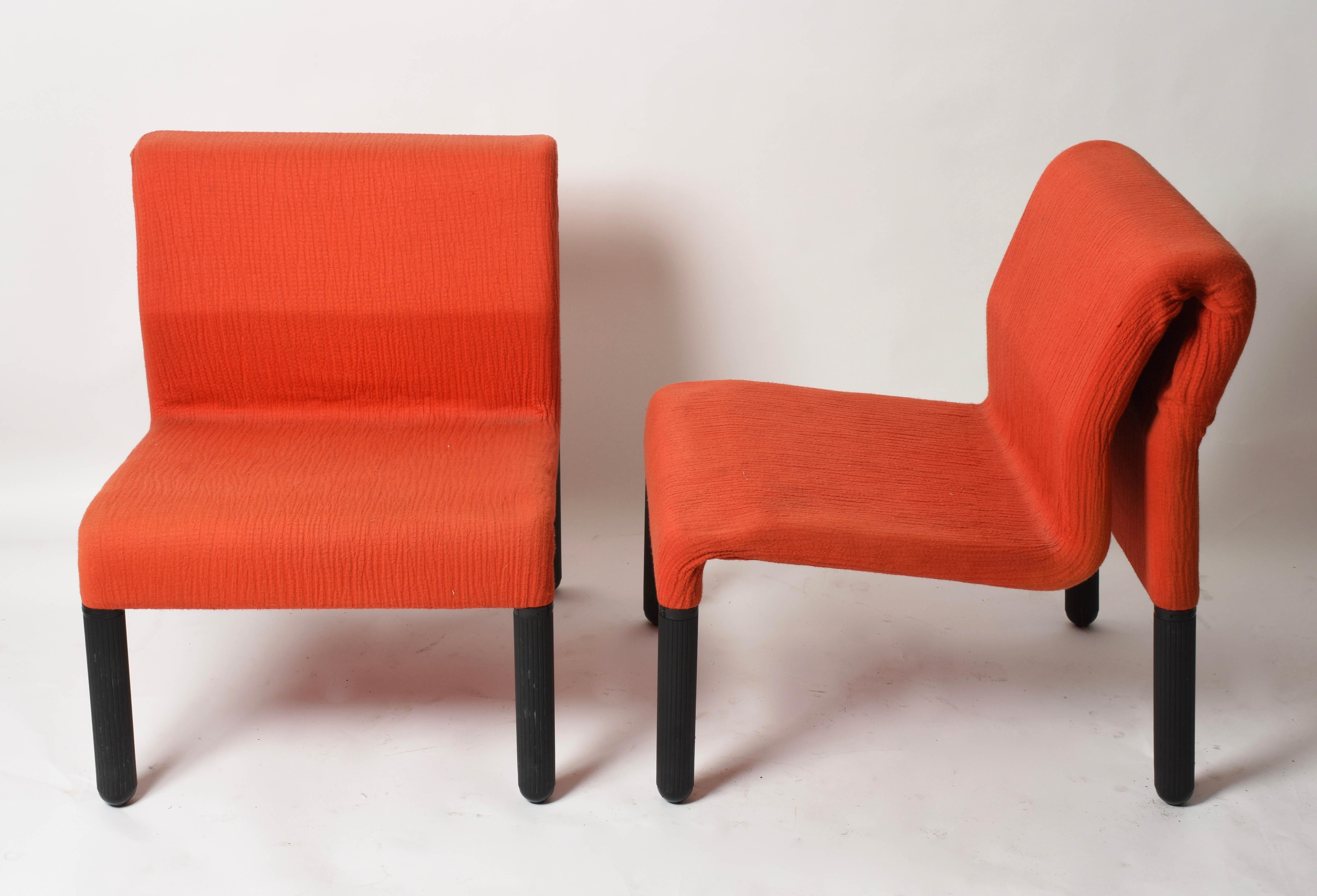 Pair of Midcentury Red Fabric and Black Plastic Italian Armchairs, Menphis 1980s For Sale 4
