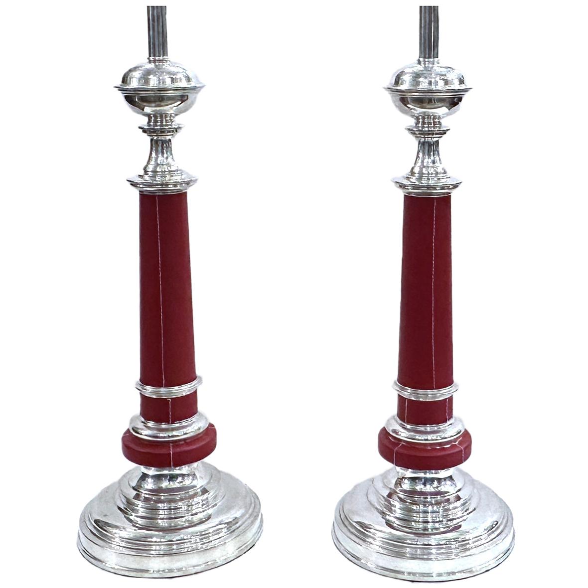 Paire de lampes françaises des années 1950 en métal argenté avec corps en cuir rouge.

Mesures :
Hauteur du corps : 24
Hauteur jusqu'à l'appui de l'abat-jour : 34