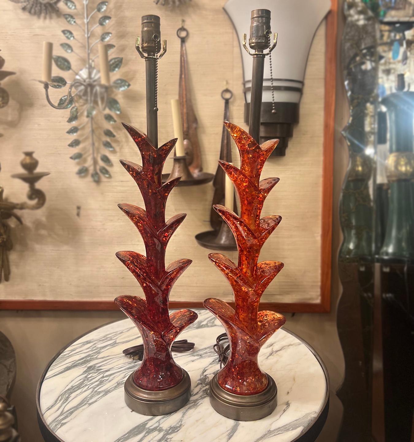 Paire de lampes de table en lucite rouge du milieu du siècle dernier en vente 1
