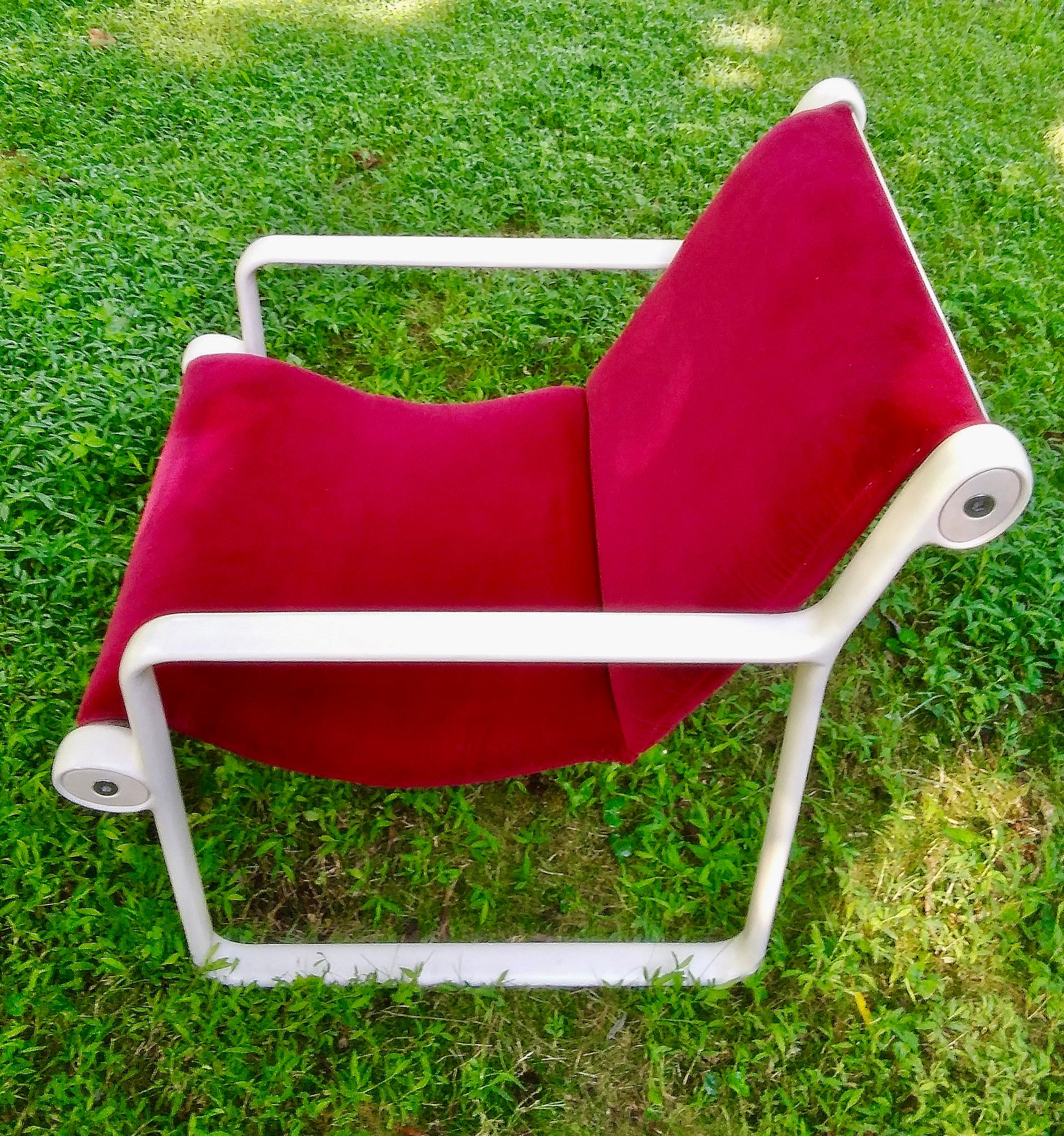 Beautiful pair of vibrant red velvet lounge chairs by Hannah and Morrison for Knoll International, 1972, all original.