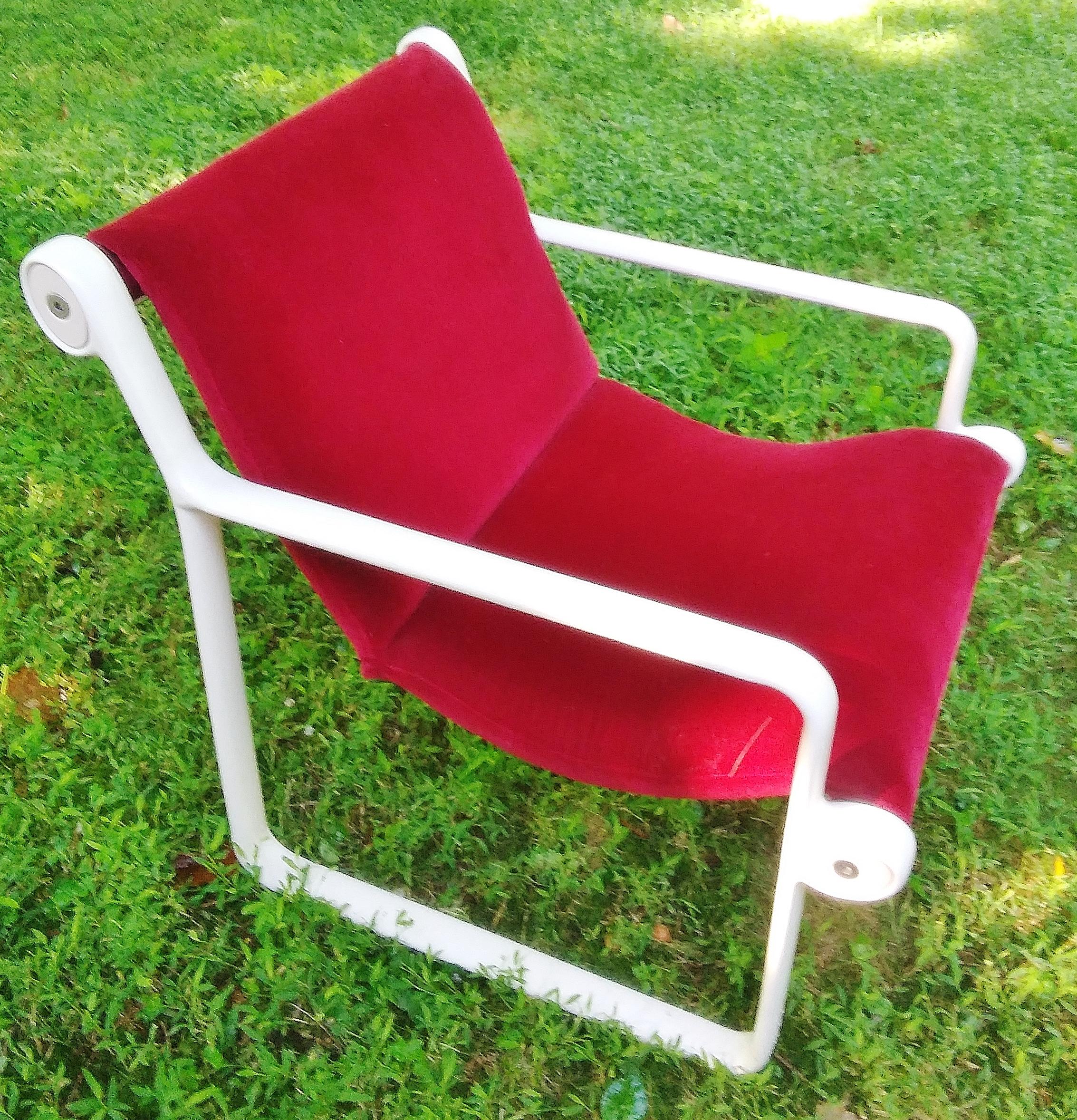 Pair of Mid Century Red Velvet Lounge Chairs by Hannah and Morrison, Knoll, 1972 In Good Condition In Bedford Hills, NY