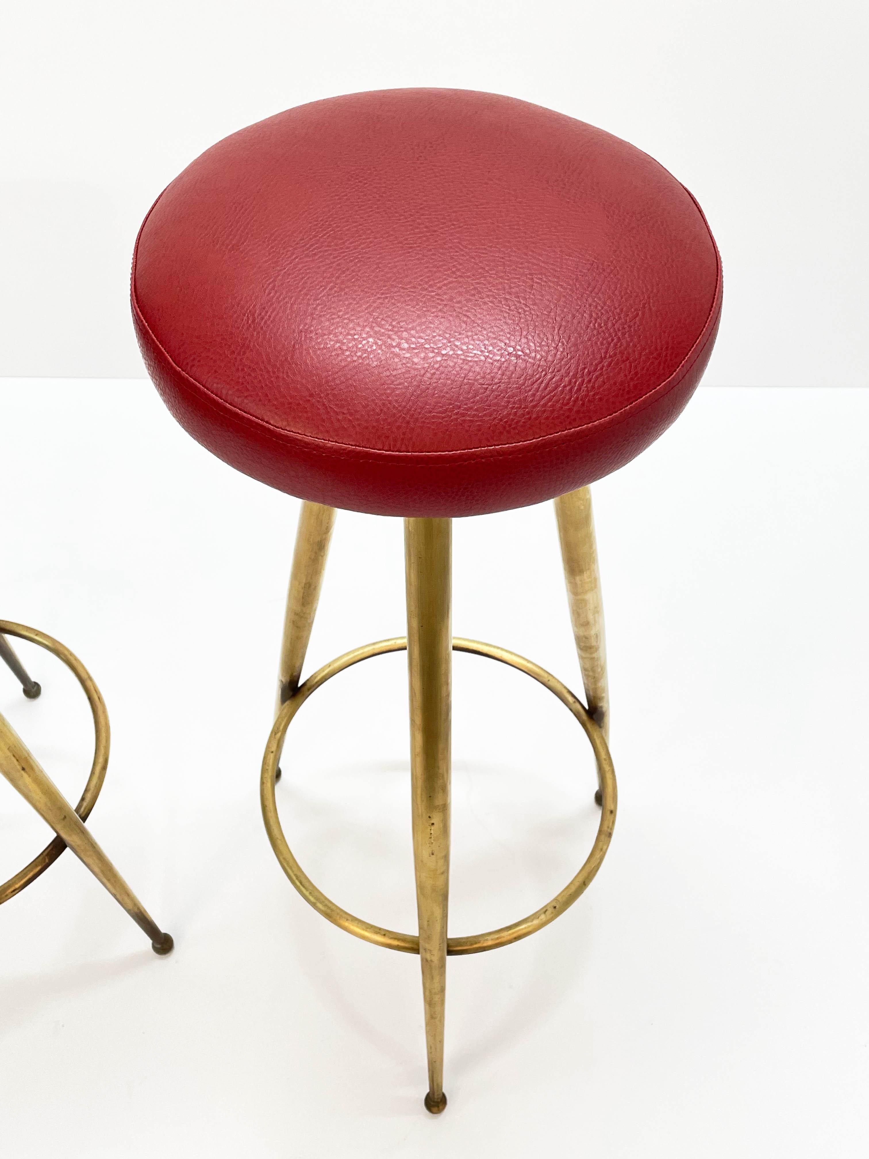 Pair of Midcentury Red Vinyl and Brass Tripod Italian Bar Stools, 1950s In Good Condition In Roma, IT