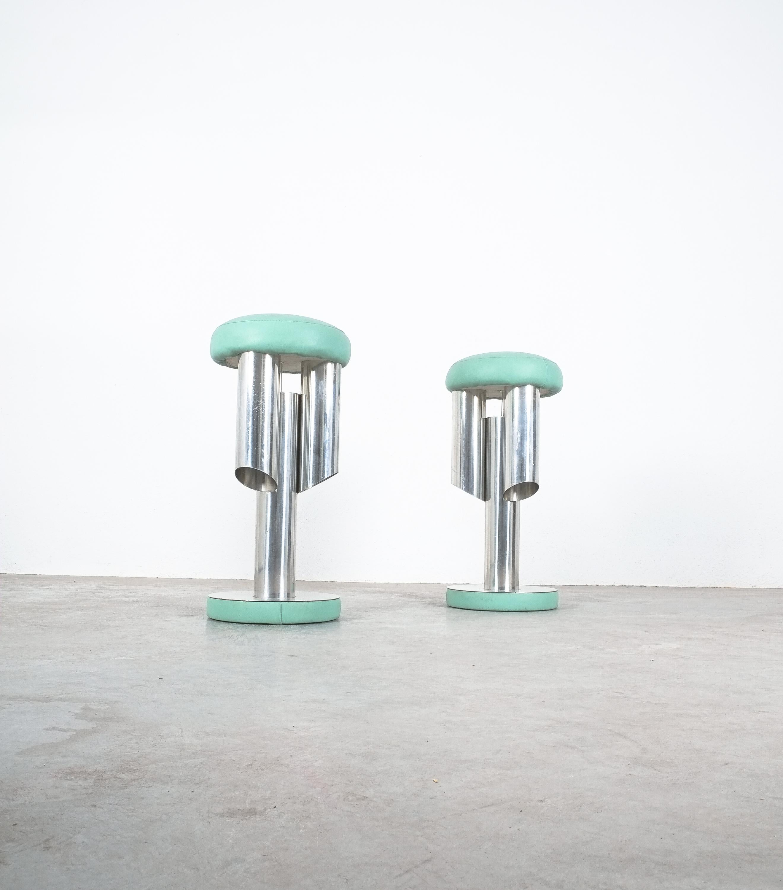 Pair of Midcentury Rocket Stools from Aluminum and Leather, Italy 4