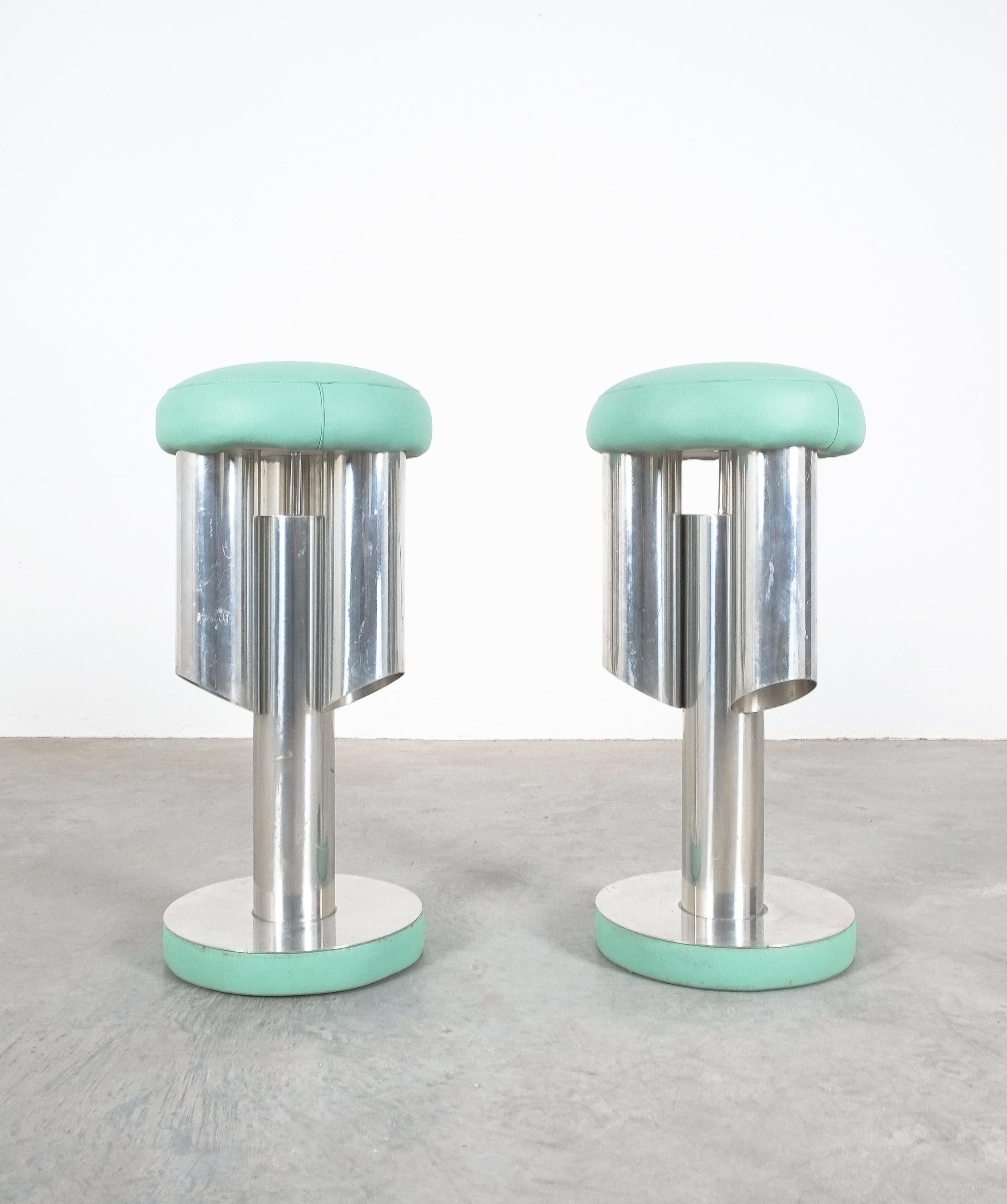 Pair of Midcentury Rocket Stools from Aluminum and Leather, Italy 5
