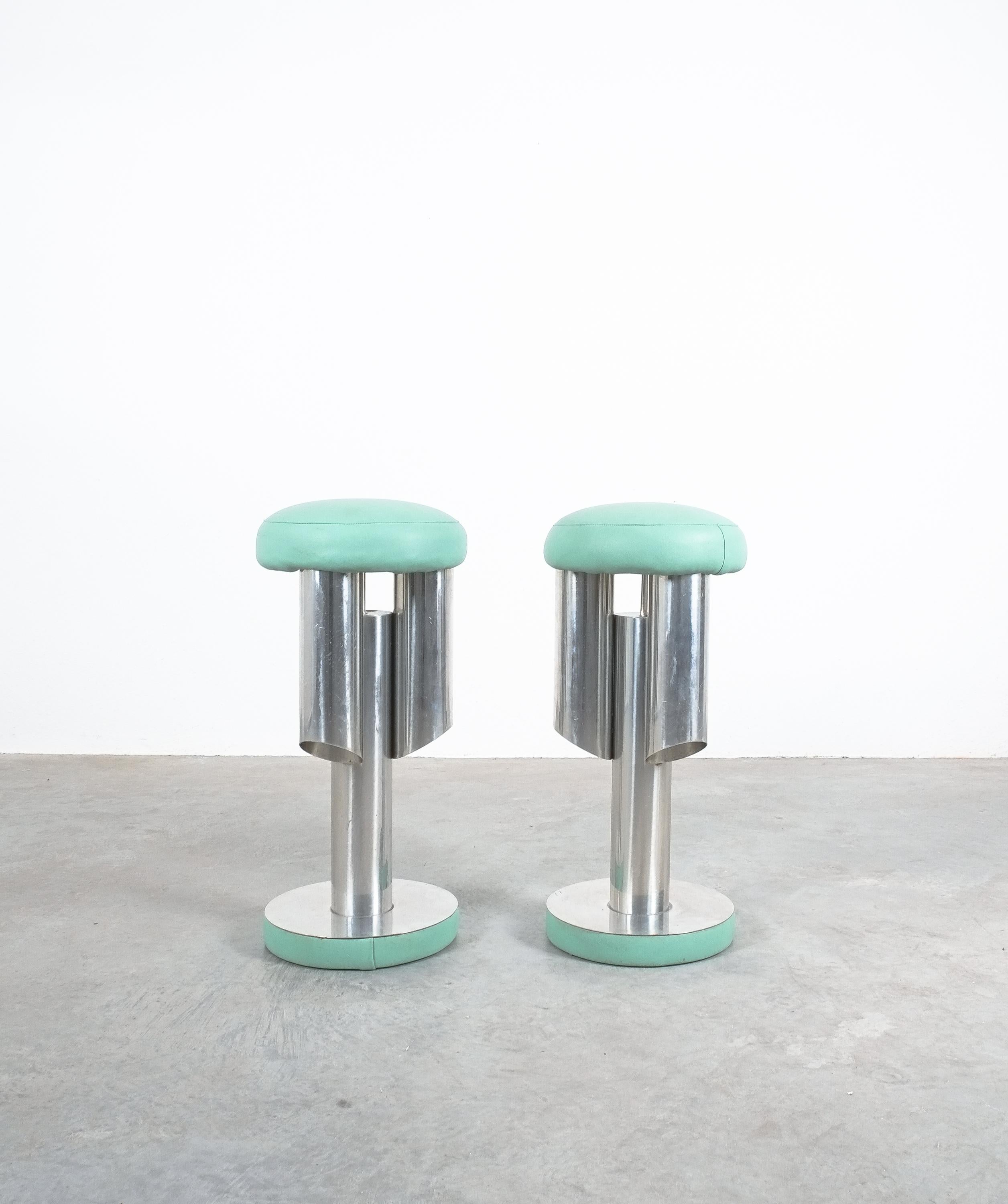 Pair of Midcentury Rocket Stools from Aluminum and Leather, Italy 2