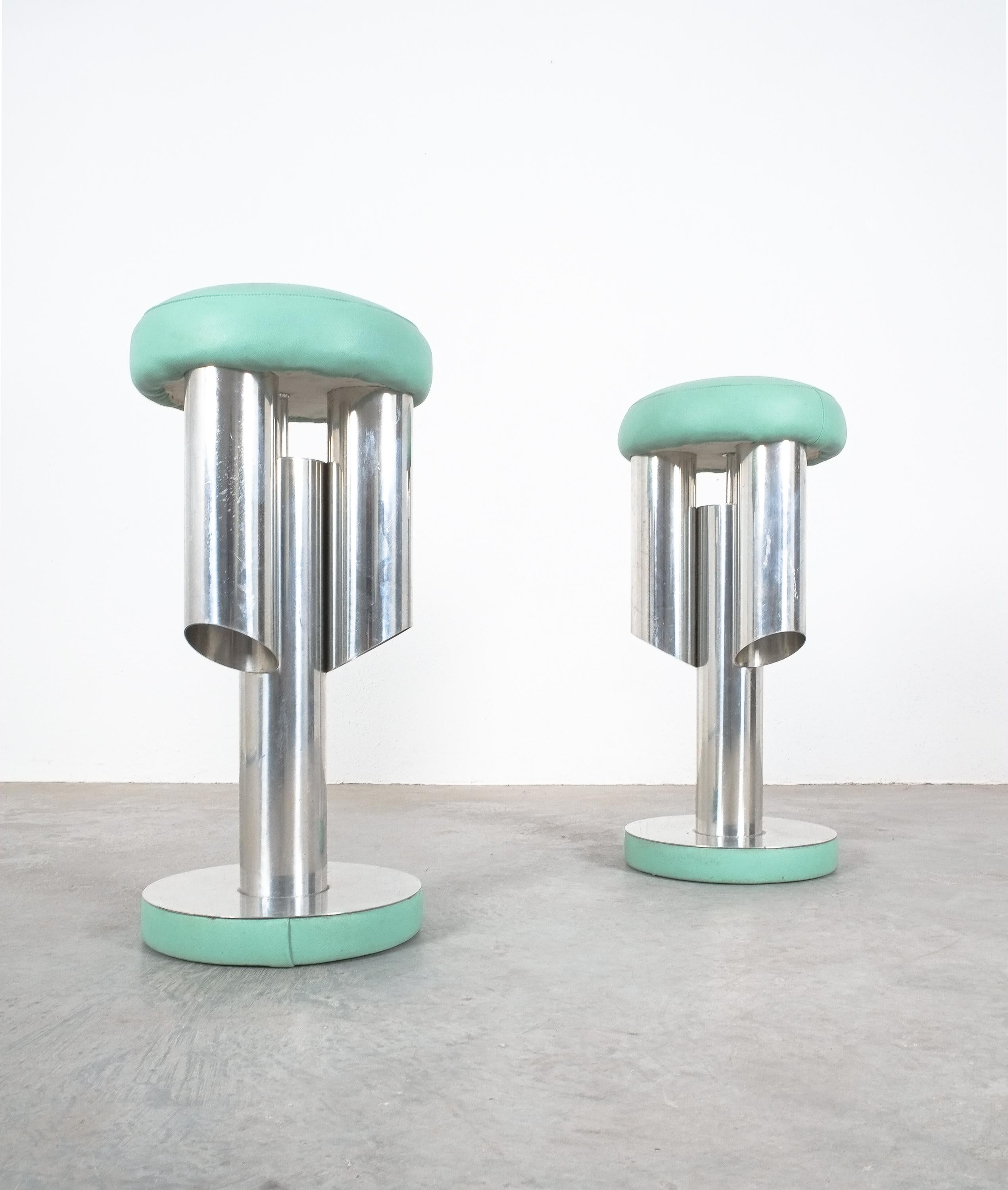Pair of Midcentury Rocket Stools from Aluminum and Leather, Italy 3