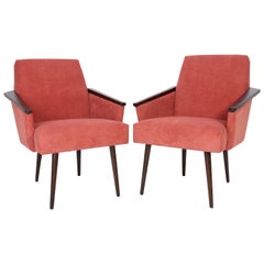 Paire de fauteuils club du milieu du siècle en bois de rose et velours côtelé rose, années 1960