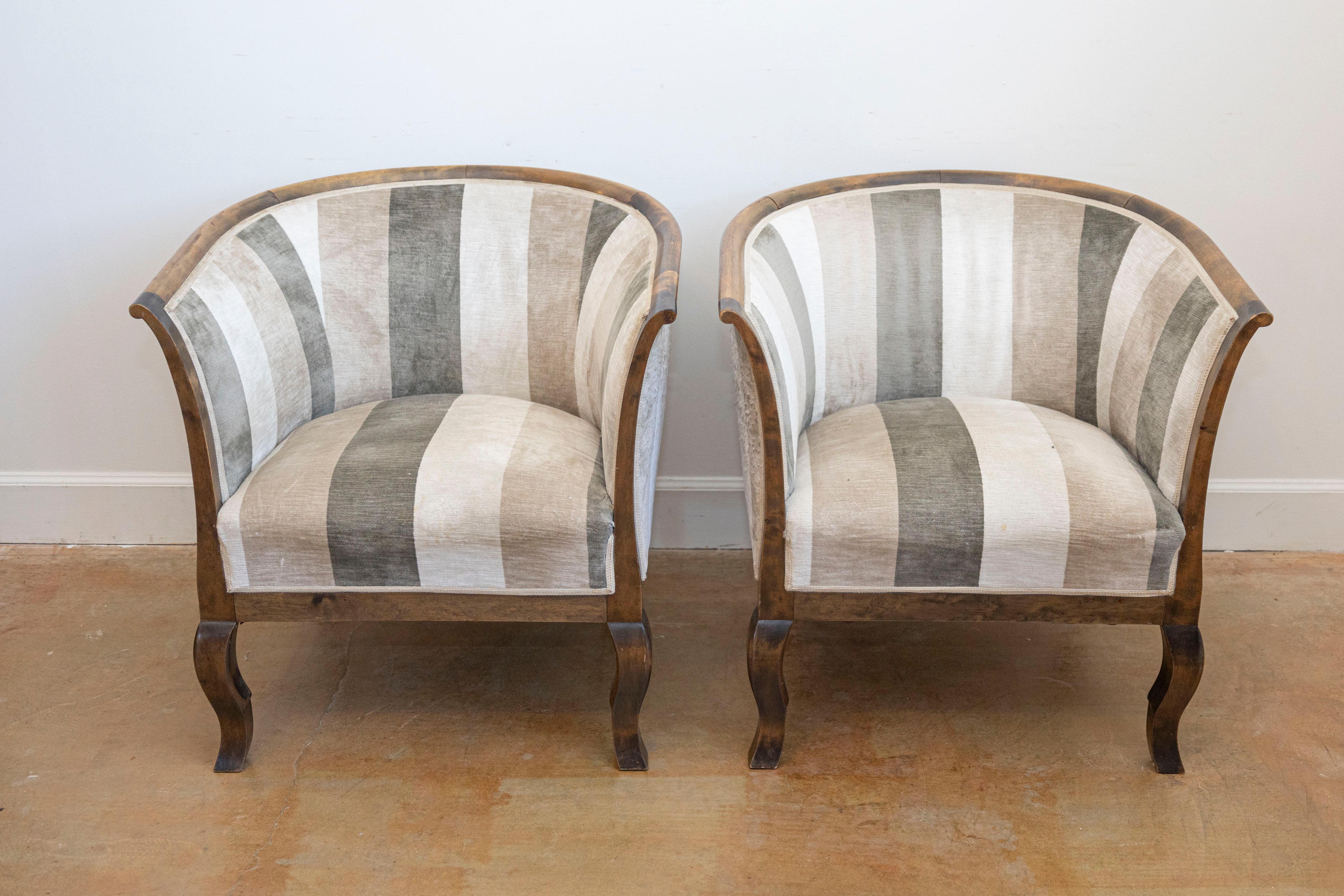 Paire de fauteuils club scandinaves en bouleau du milieu du siècle dernier, vers 1950, avec dossier en fer à cheval. Découvrez la quintessence de l'alliance de la forme et de la fonction avec cette paire de fauteuils club scandinaves en bois de