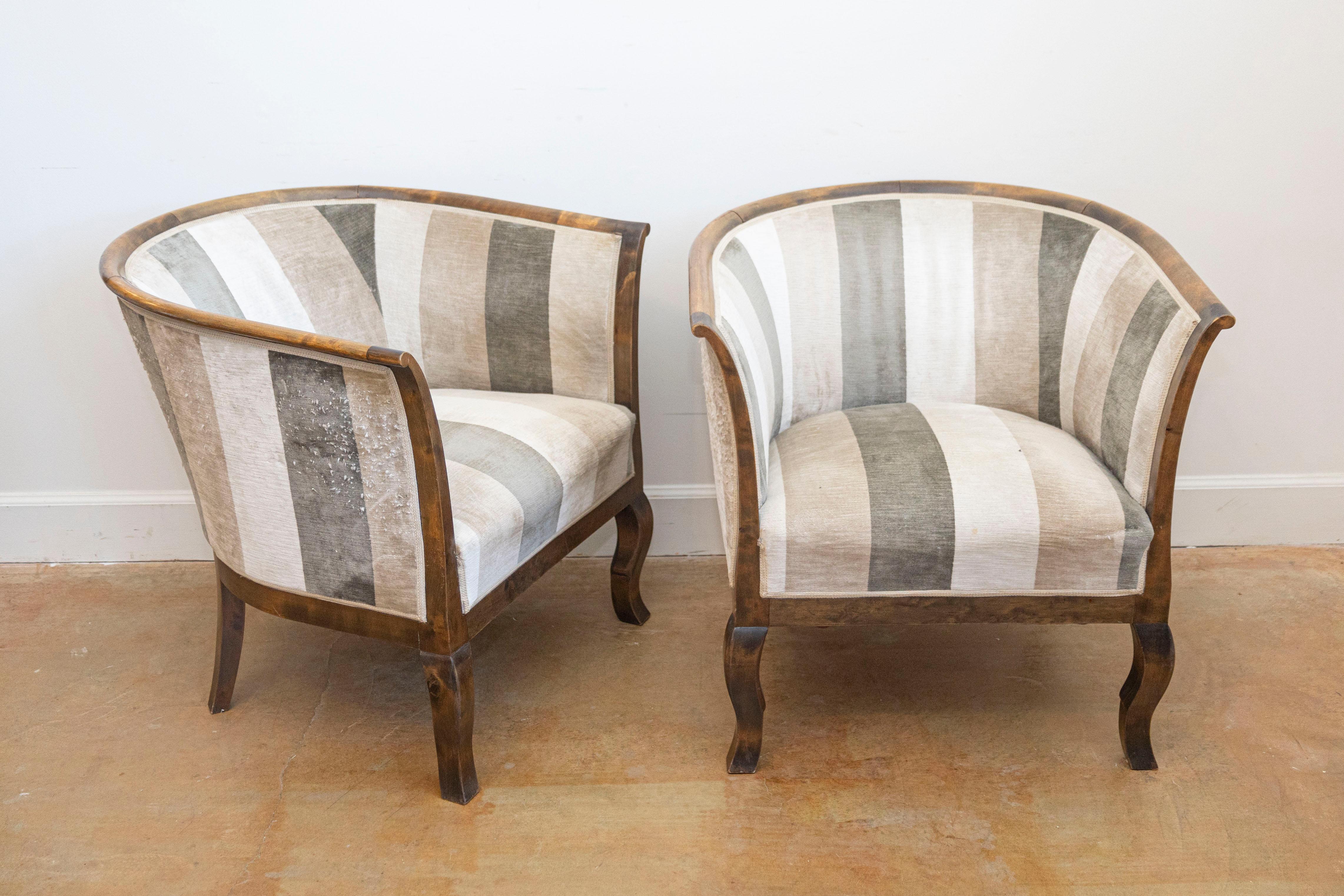 Mid-Century Modern Paire de fauteuils club scandinaves du milieu du siècle en bois de bouleau avec dossier en fer à cheval en vente