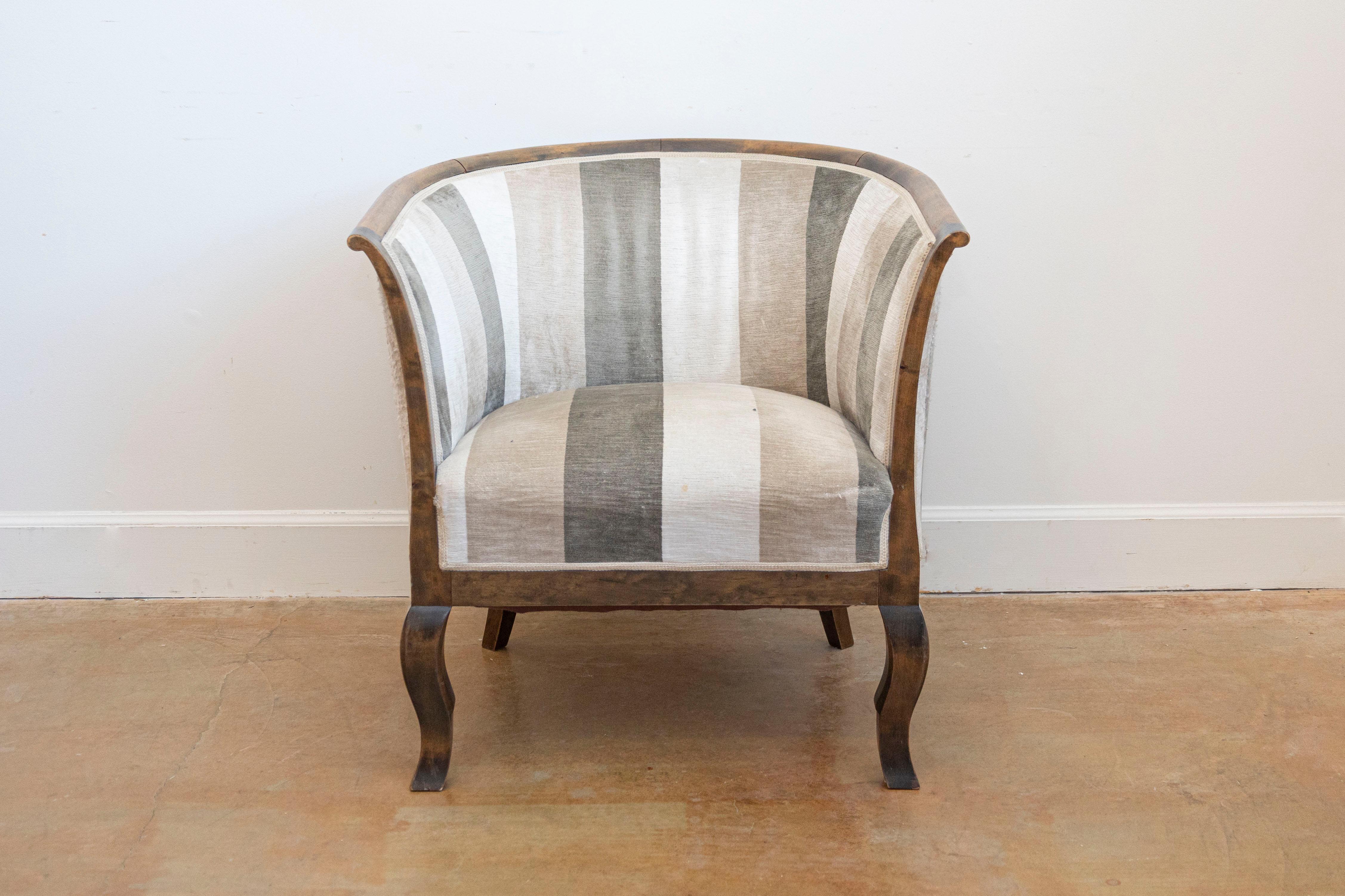 Scandinave Paire de fauteuils club scandinaves du milieu du siècle en bois de bouleau avec dossier en fer à cheval en vente