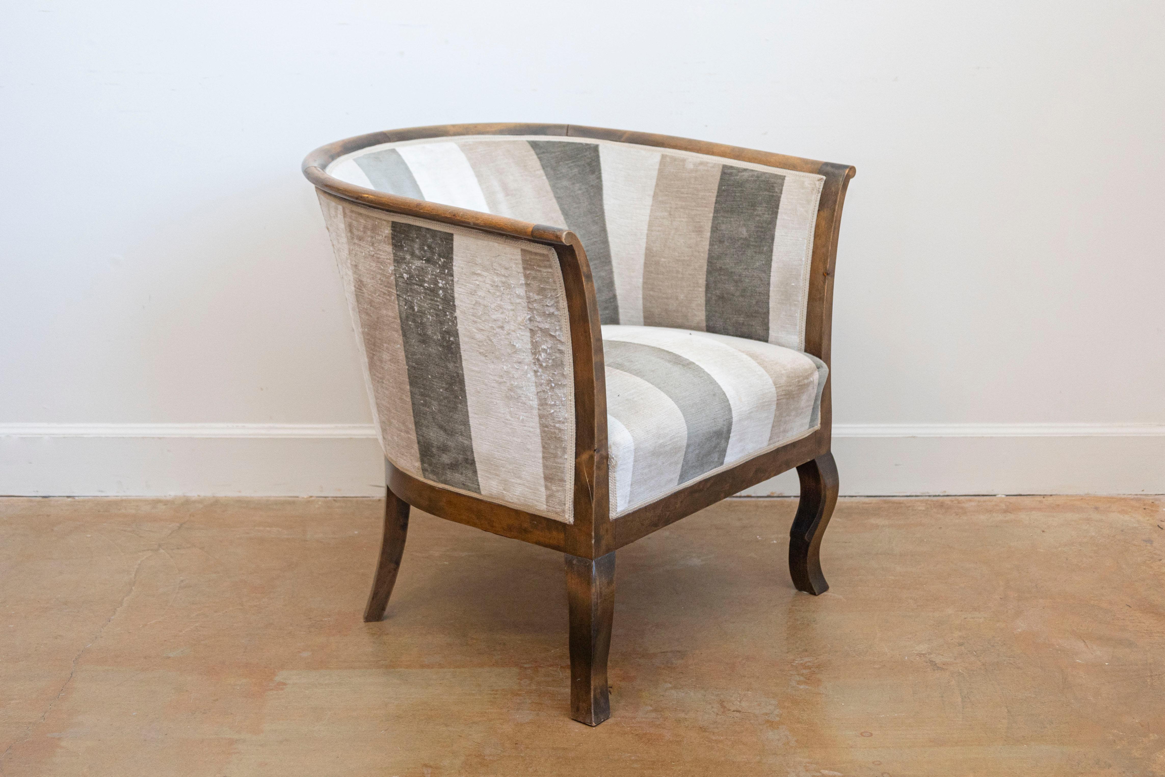 Paire de fauteuils club scandinaves du milieu du siècle en bois de bouleau avec dossier en fer à cheval Bon état - En vente à Atlanta, GA
