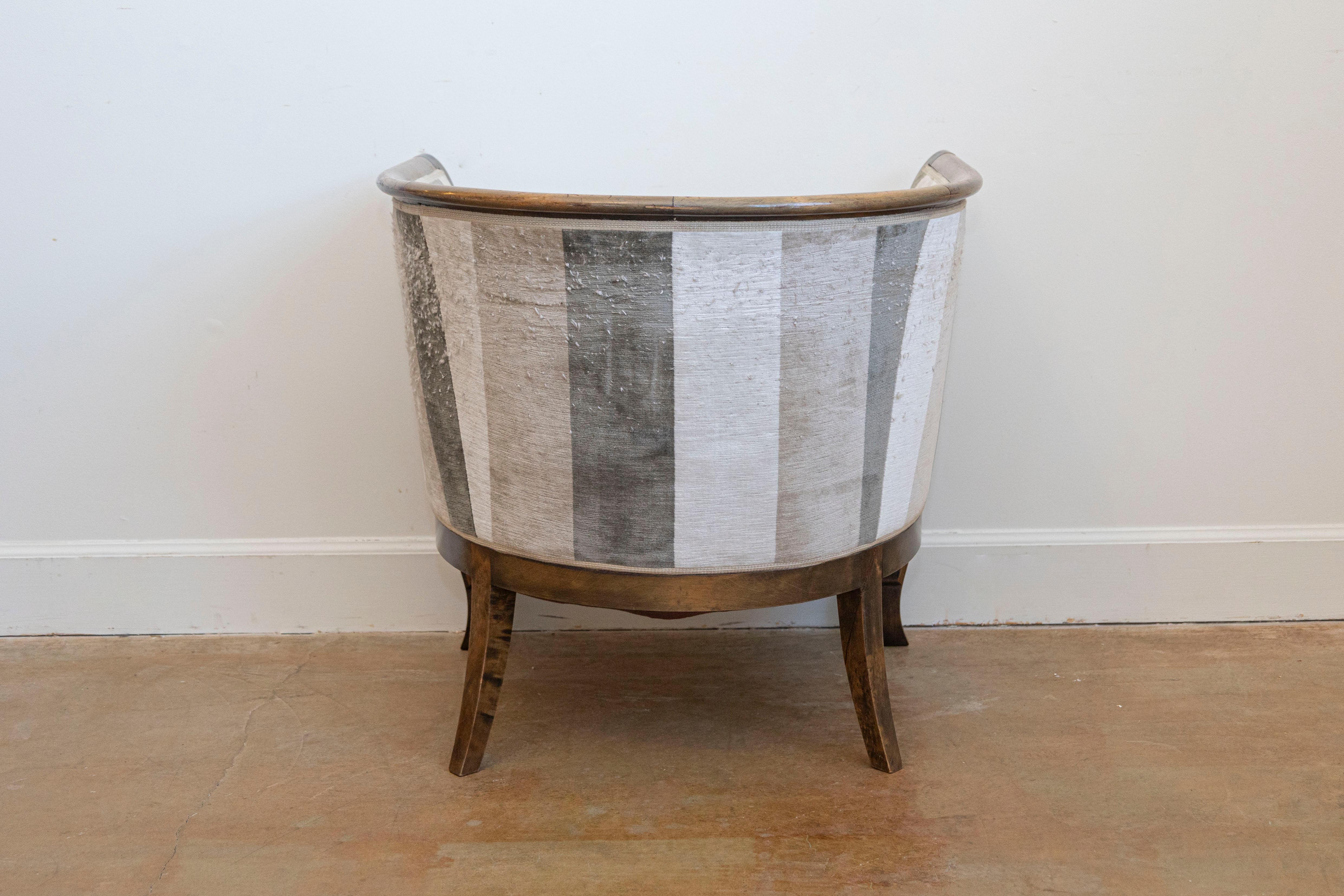 Tissu d'ameublement Paire de fauteuils club scandinaves du milieu du siècle en bois de bouleau avec dossier en fer à cheval en vente