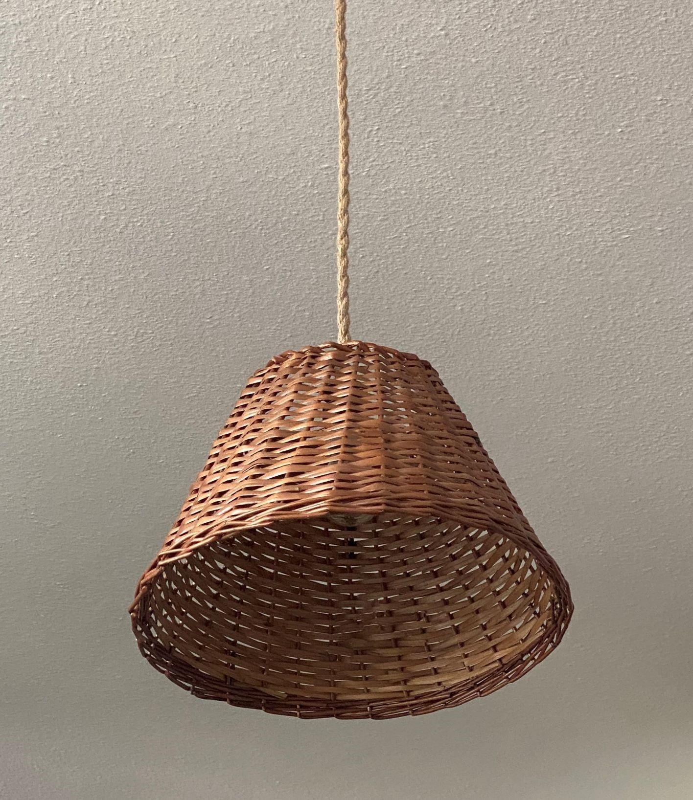 Fatto a mano Ciondolo in rattan scandinavo del Medioevo, anni '60 in vendita