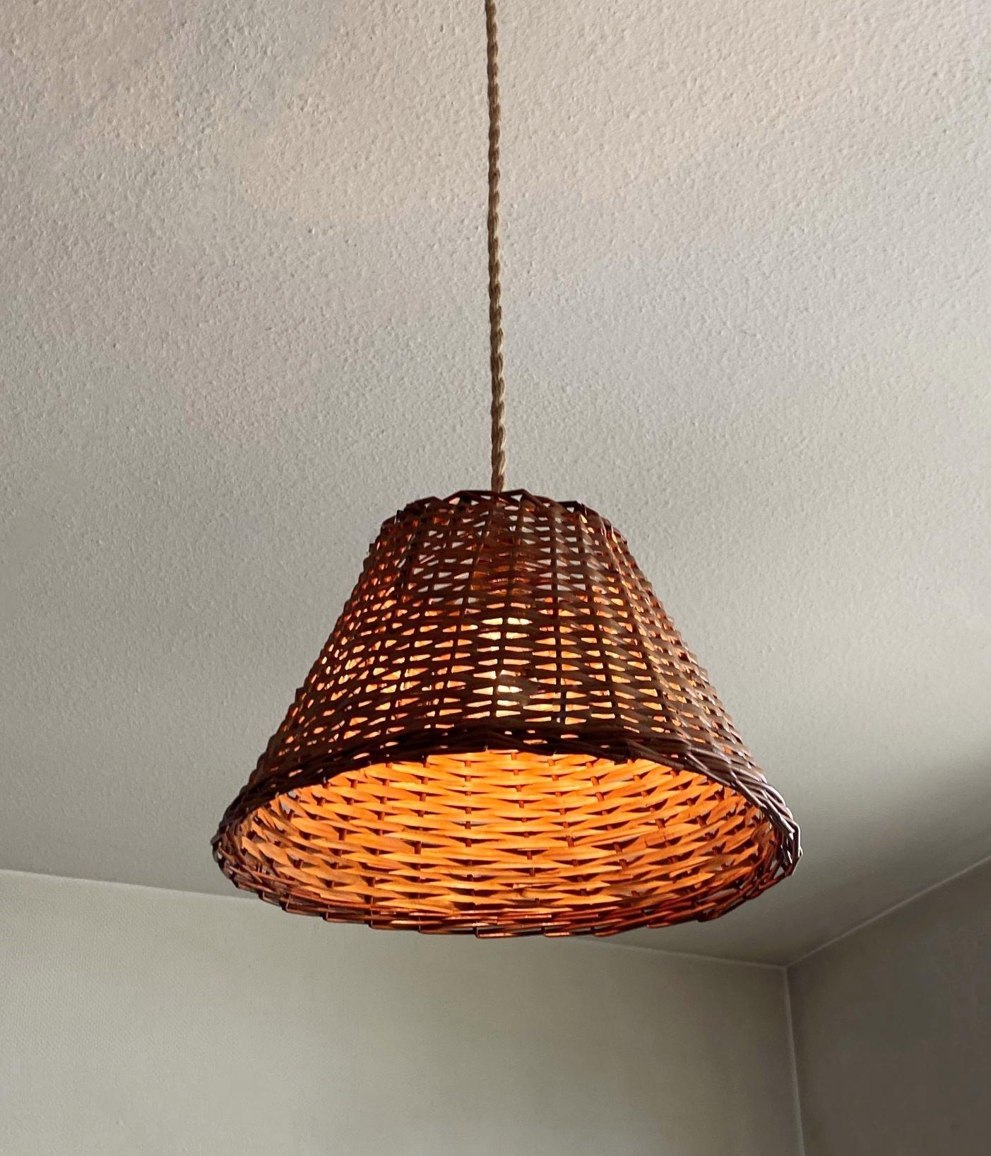 Ciondolo in rattan scandinavo del Medioevo, anni '60 in vendita 1