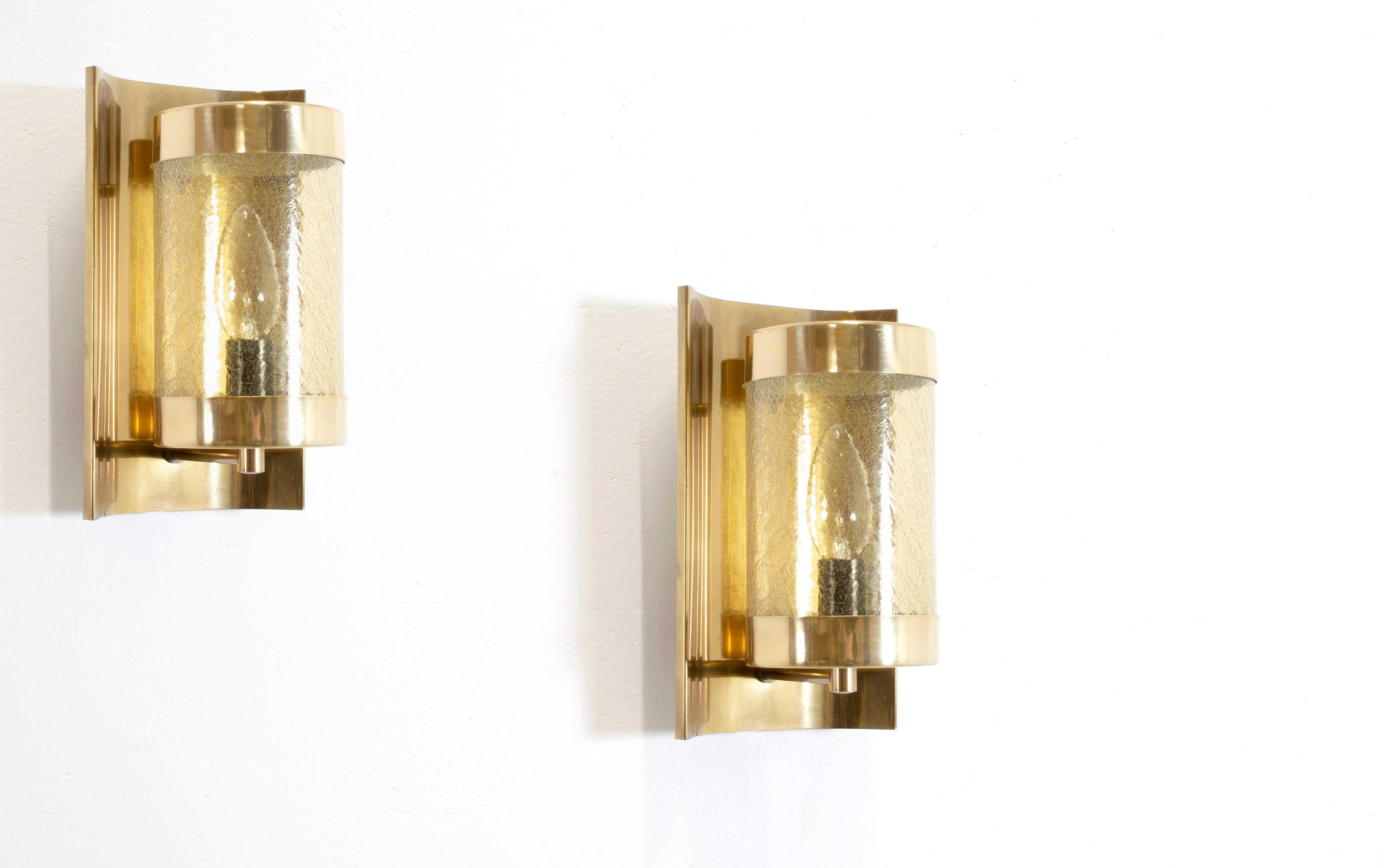Wunderschönes Paar Wandleuchten aus Messing mit Glasschirmen. Entworfen und hergestellt in Norwegen in der zweiten Hälfte der 1970er Jahre. Beide Lampen sind voll funktionsfähig und in gutem Zustand. Max 40W, E14 Glühbirnen.