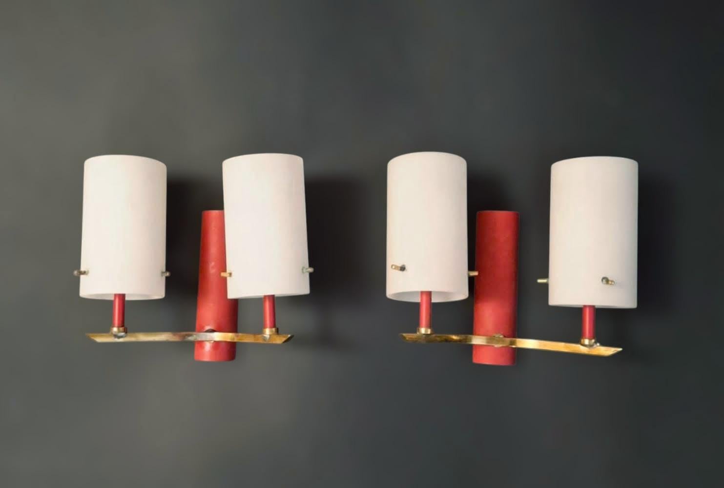 Aplique italiano de mediados de siglo con tulipas cónicas de cristal blanco esmerilado montadas sobre marco de latón con placa trasera roja / Fabricado en Italia al estilo de Stilnovo, hacia la década de 1950
Medidas: anchura 8 pulgadas, altura 7