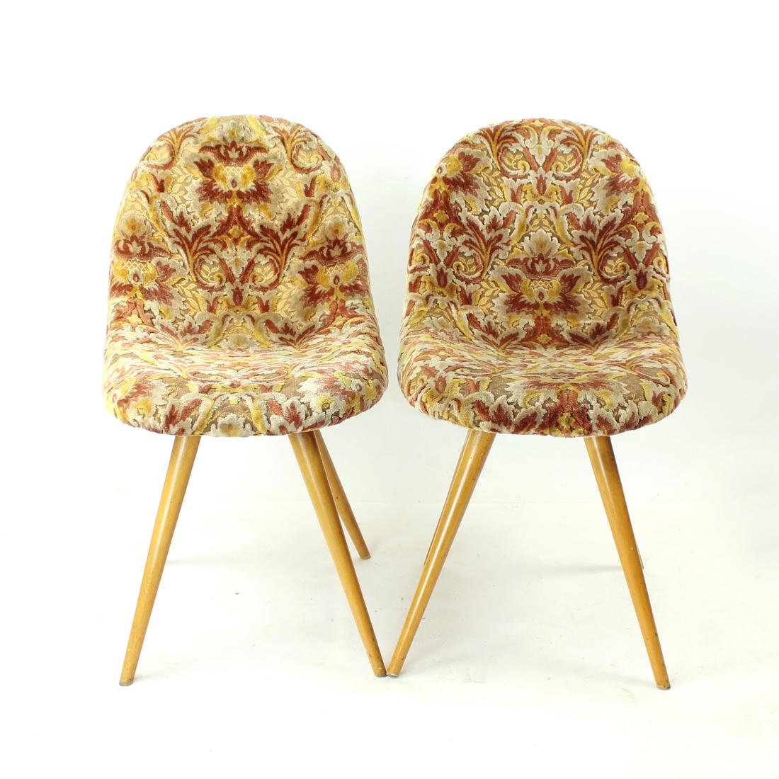 Paire de chaises à coquille originales de Tchécoslovaquie. Produit dans les années 1960, conçu par Miroslav Navratil. Les chaises ont un design unique et sont très typiques de l'époque d'origine. Les lignes élégantes et le toucher doux du tissu de