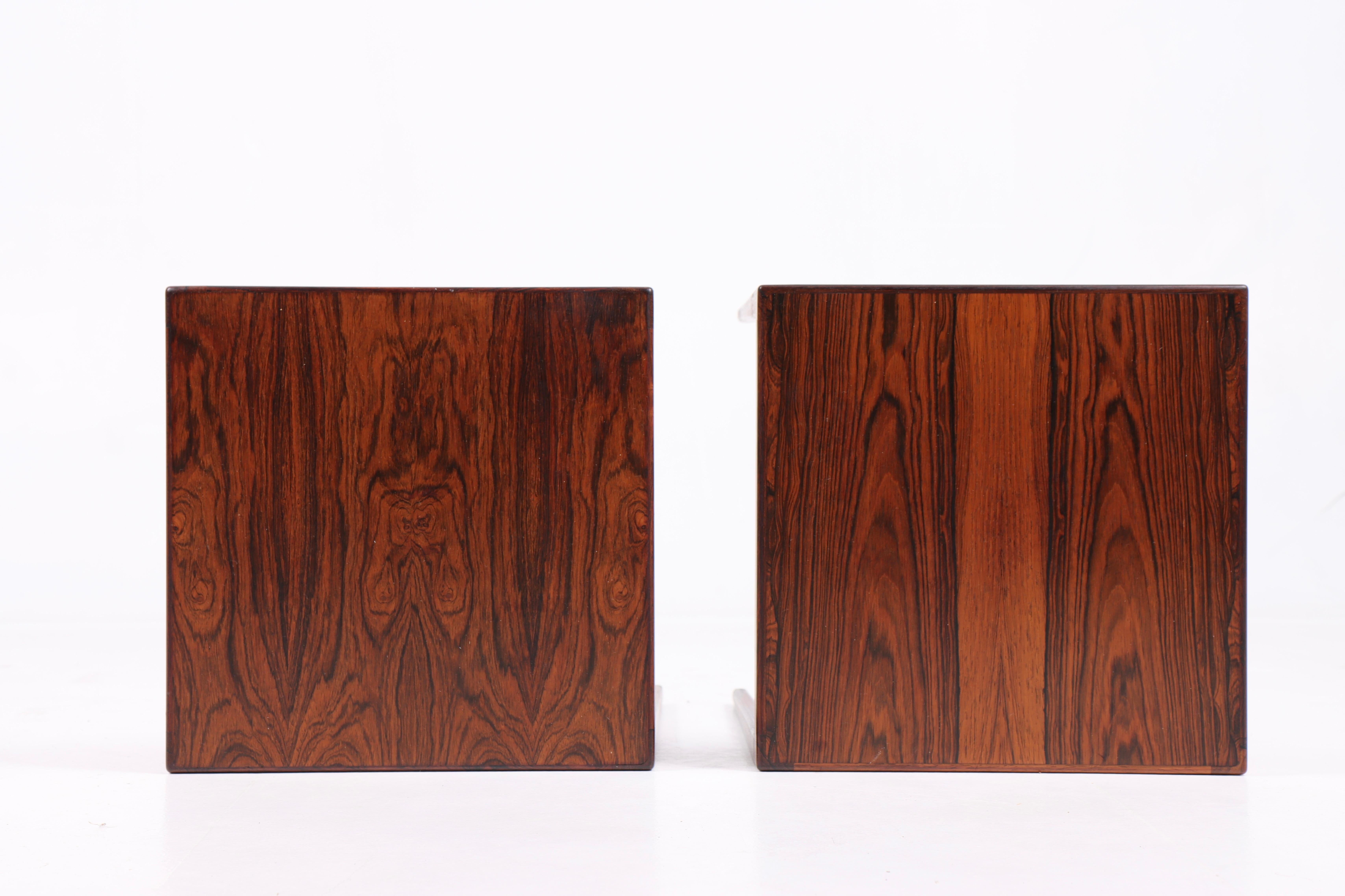 Milieu du XXe siècle Paire de tables d'appoint du milieu du siècle en bois de rose, fabriquées au Danemark, années 1960 en vente