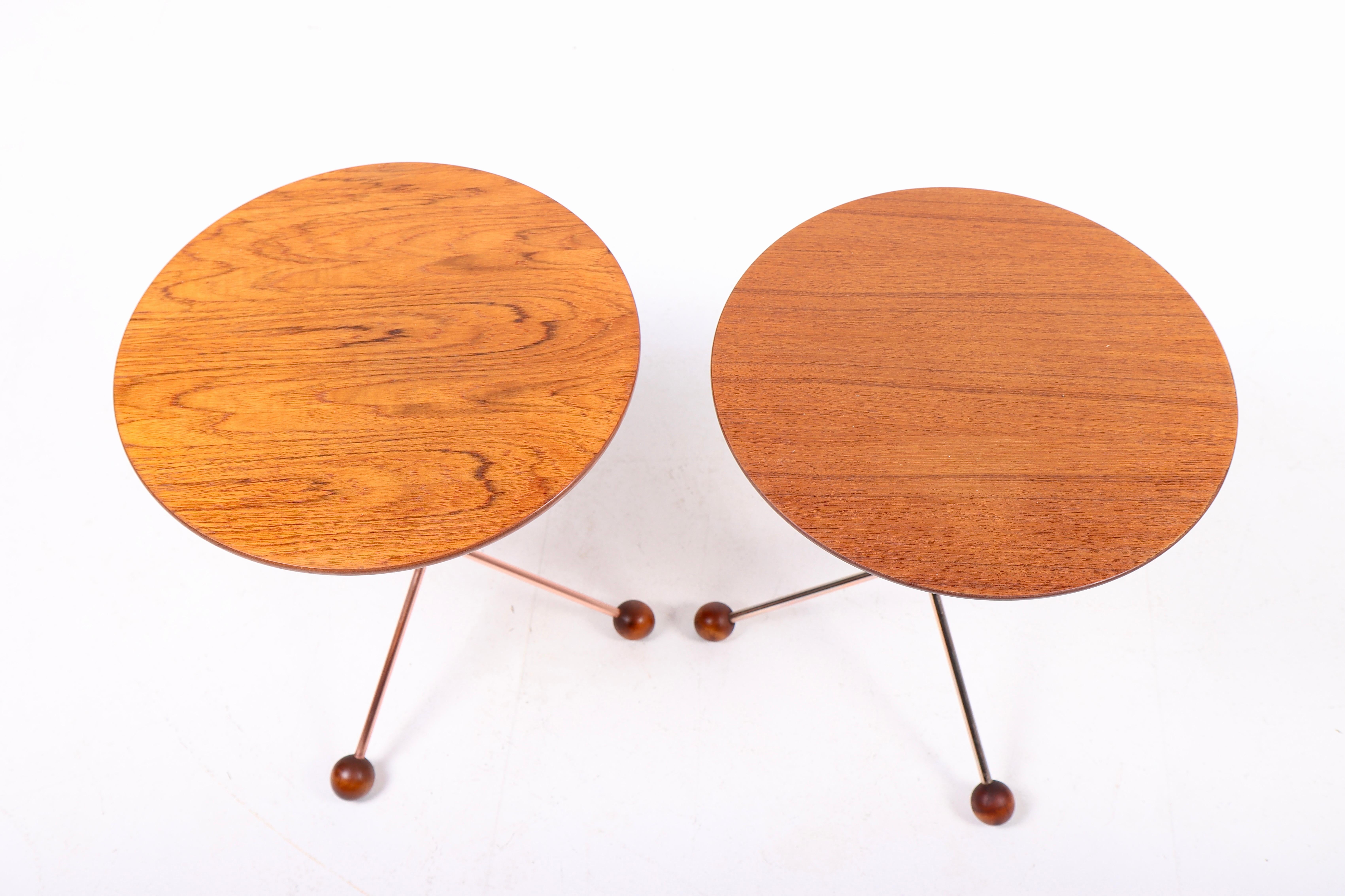 Pareja de mesas auxiliares de teca y latón diseñadas por Albert Larsson para Alberts Tibro. Fabricado en Suecia en la década de 1960. Gran estado original.