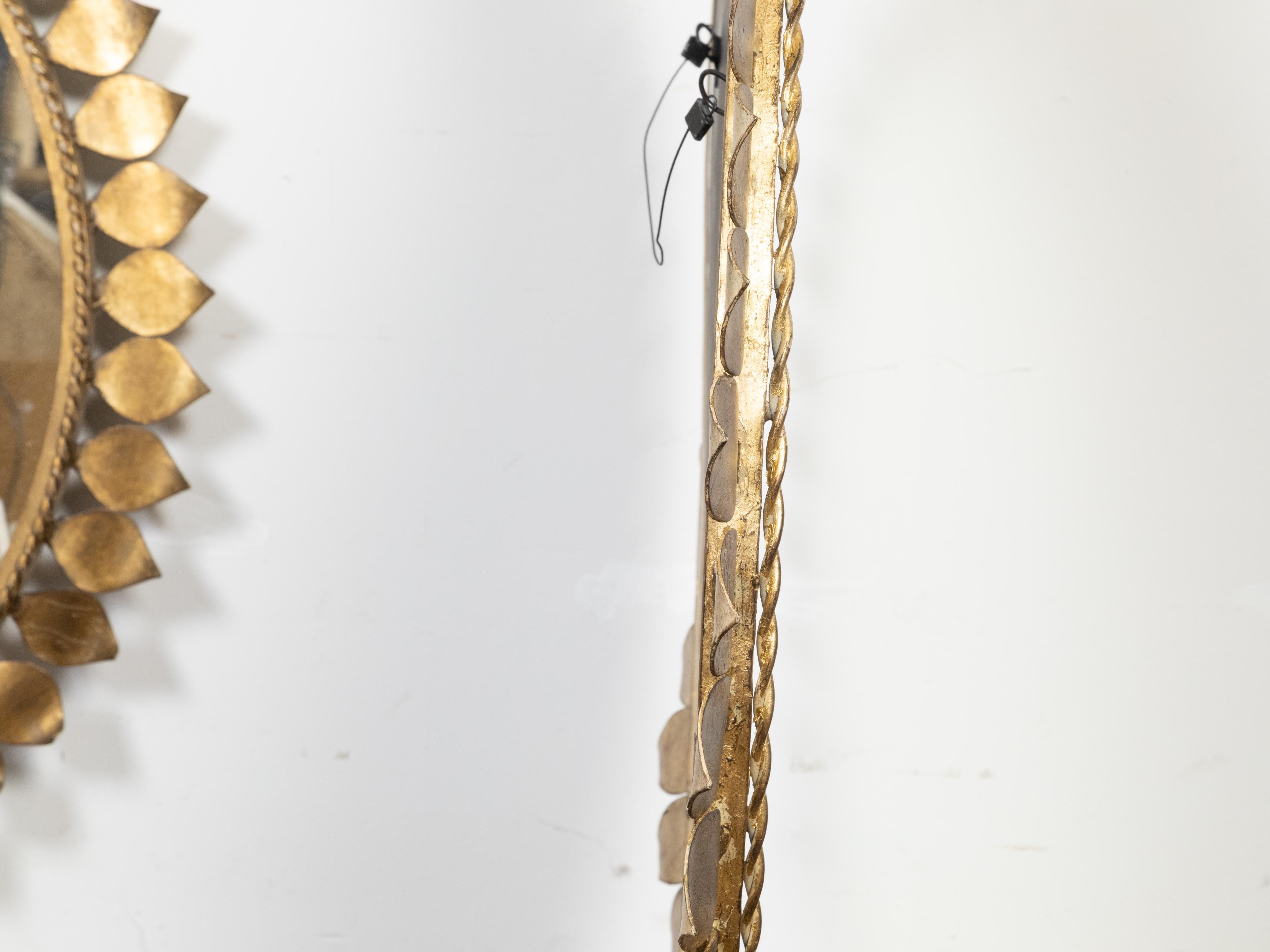 Paar spanische runde Spiegel aus vergoldetem Metall mit Blättern und gedrehtem Seil aus der Mitte des Jahrhunderts im Angebot 3