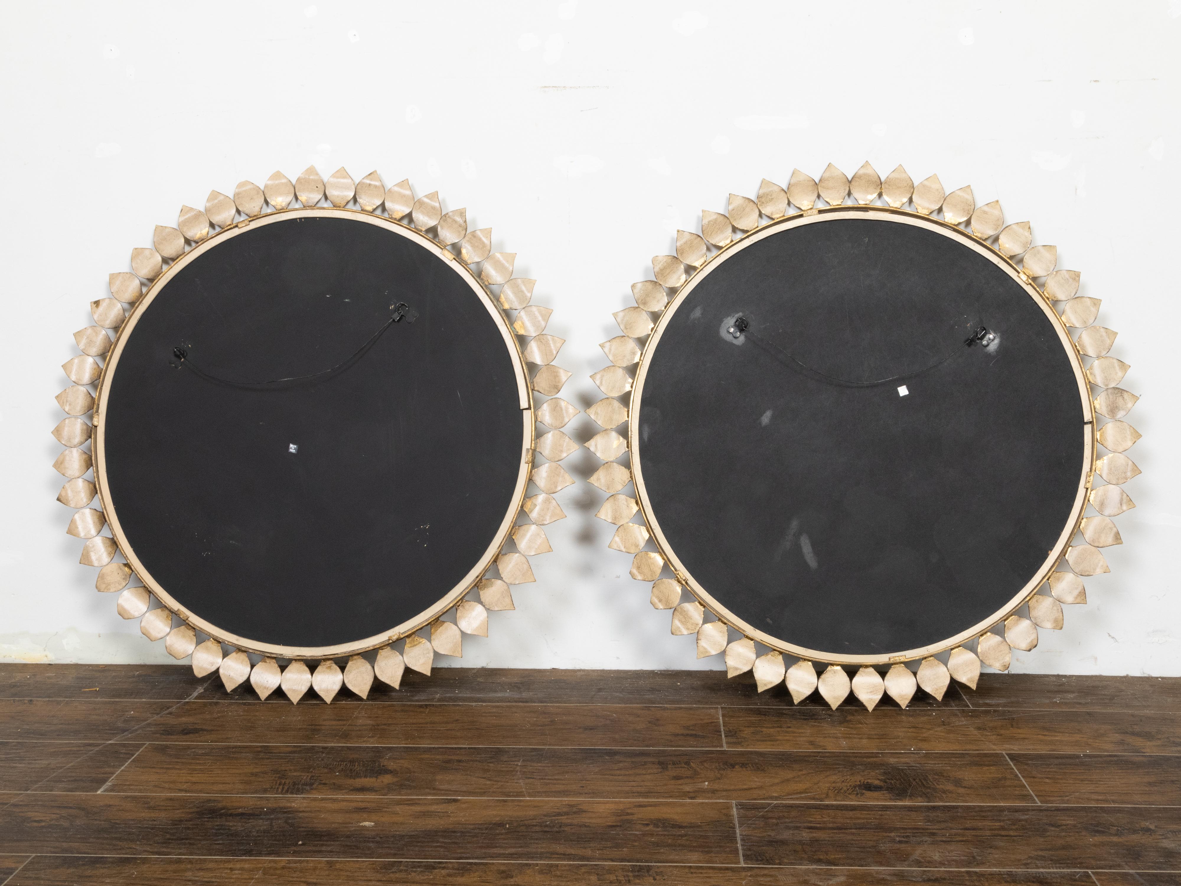 Paar spanische runde Spiegel aus vergoldetem Metall mit Blättern und gedrehtem Seil aus der Mitte des Jahrhunderts (Moderne der Mitte des Jahrhunderts) im Angebot
