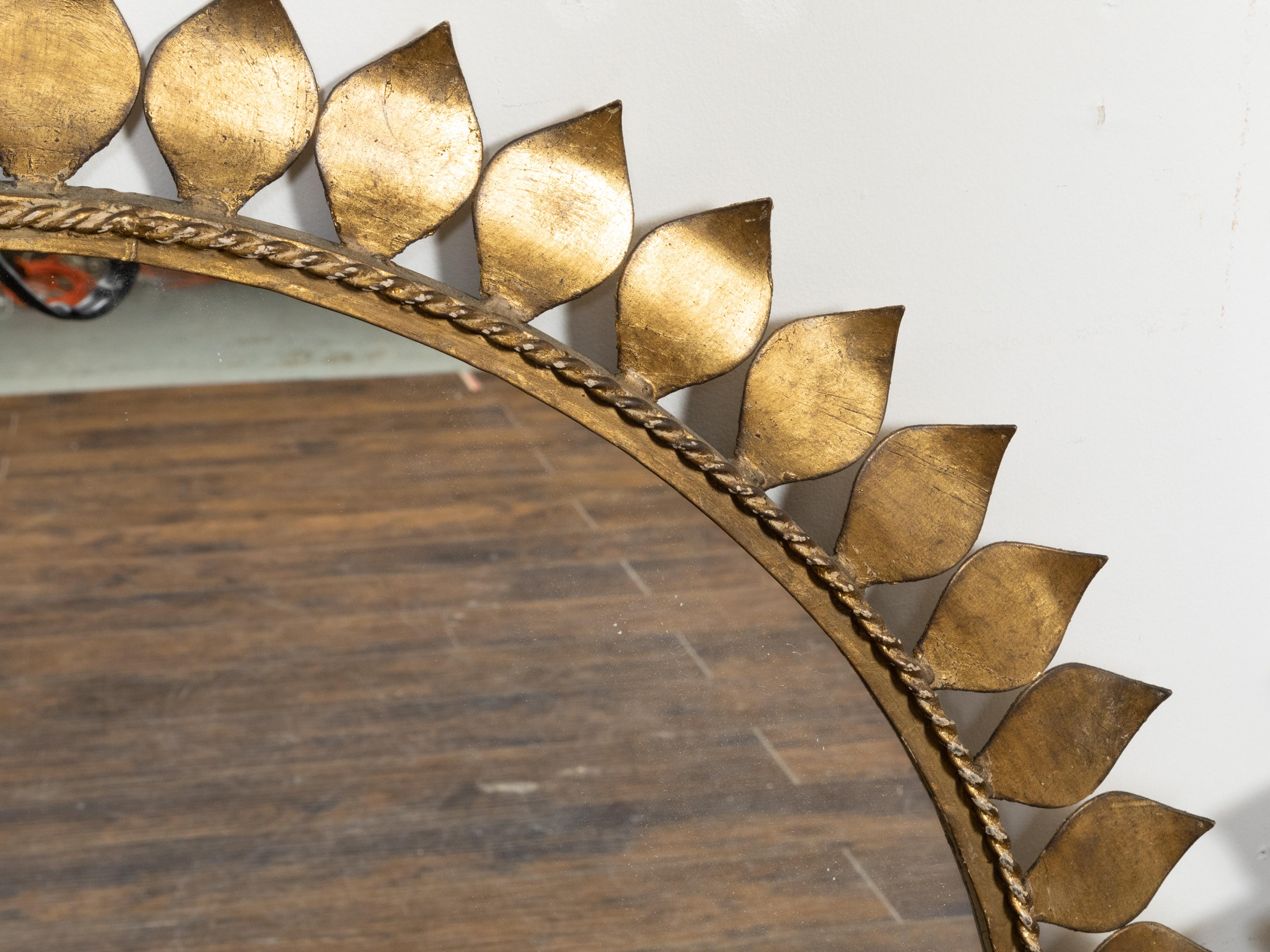 Espagnol Paire de miroirs ronds en métal doré espagnol du milieu du siècle dernier avec feuilles et corde torsadée en vente