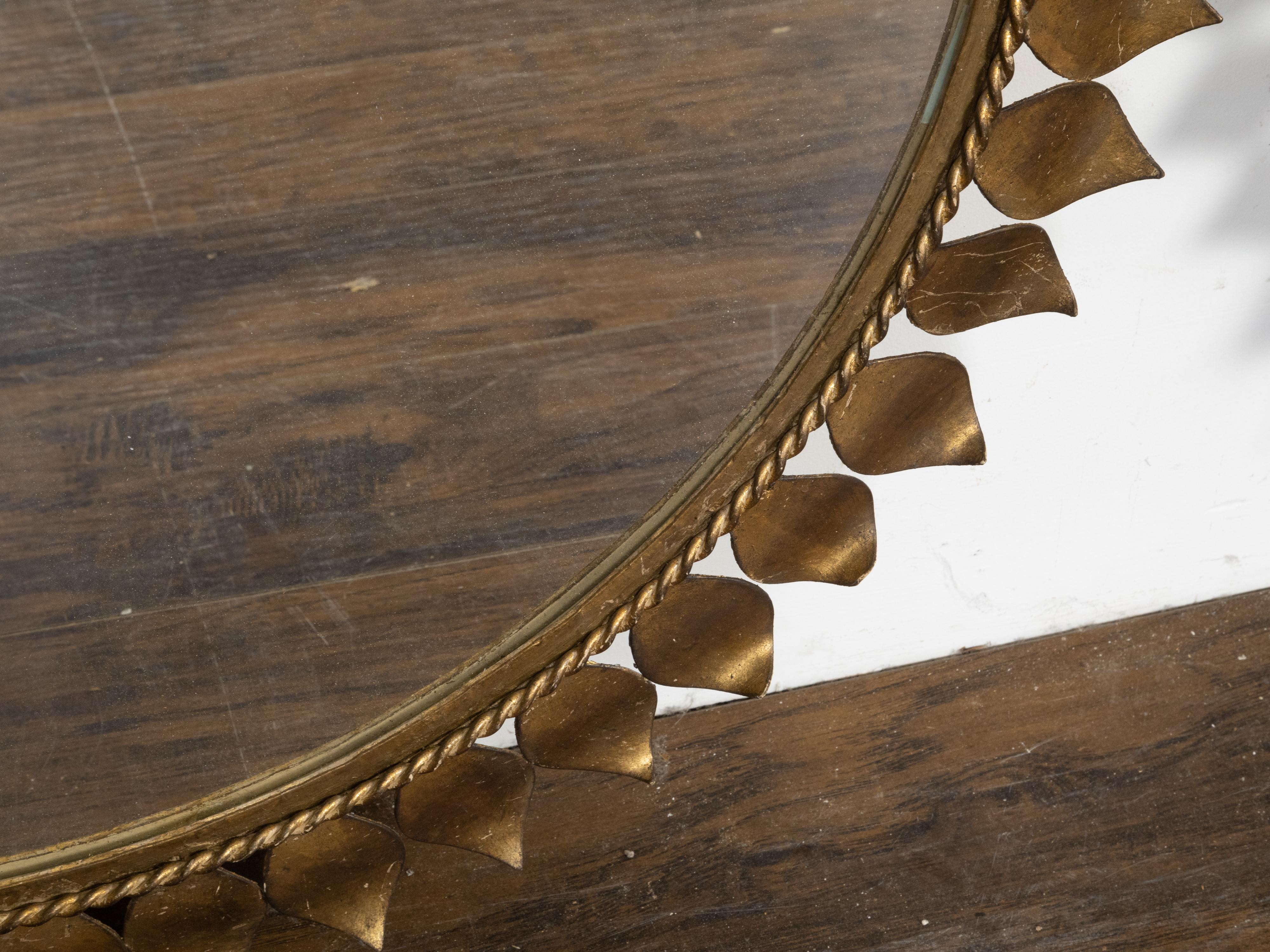 Doré Paire de miroirs ronds en métal doré espagnol du milieu du siècle dernier avec feuilles et corde torsadée en vente