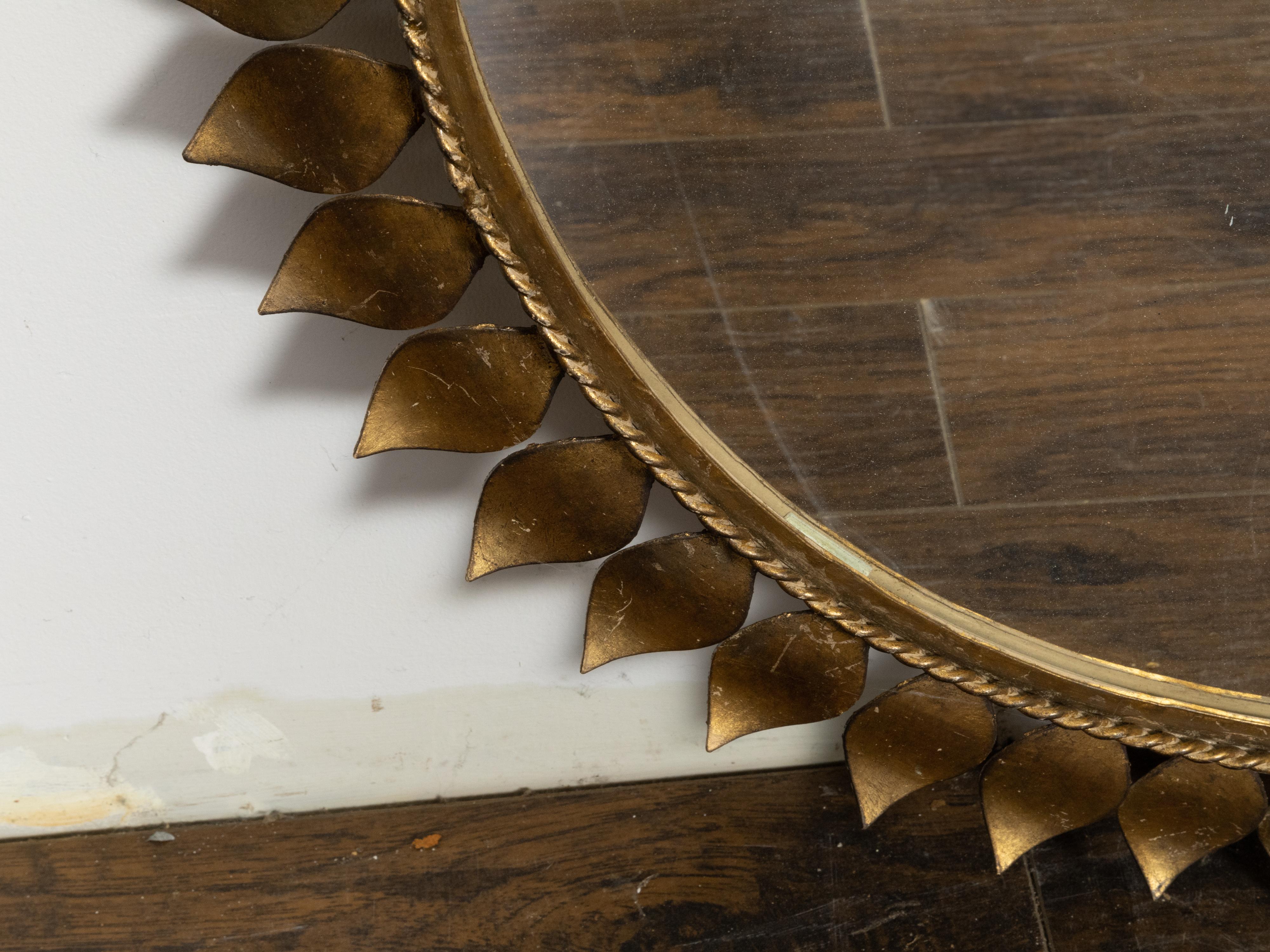 Paire de miroirs ronds en métal doré espagnol du milieu du siècle dernier avec feuilles et corde torsadée Bon état - En vente à Atlanta, GA