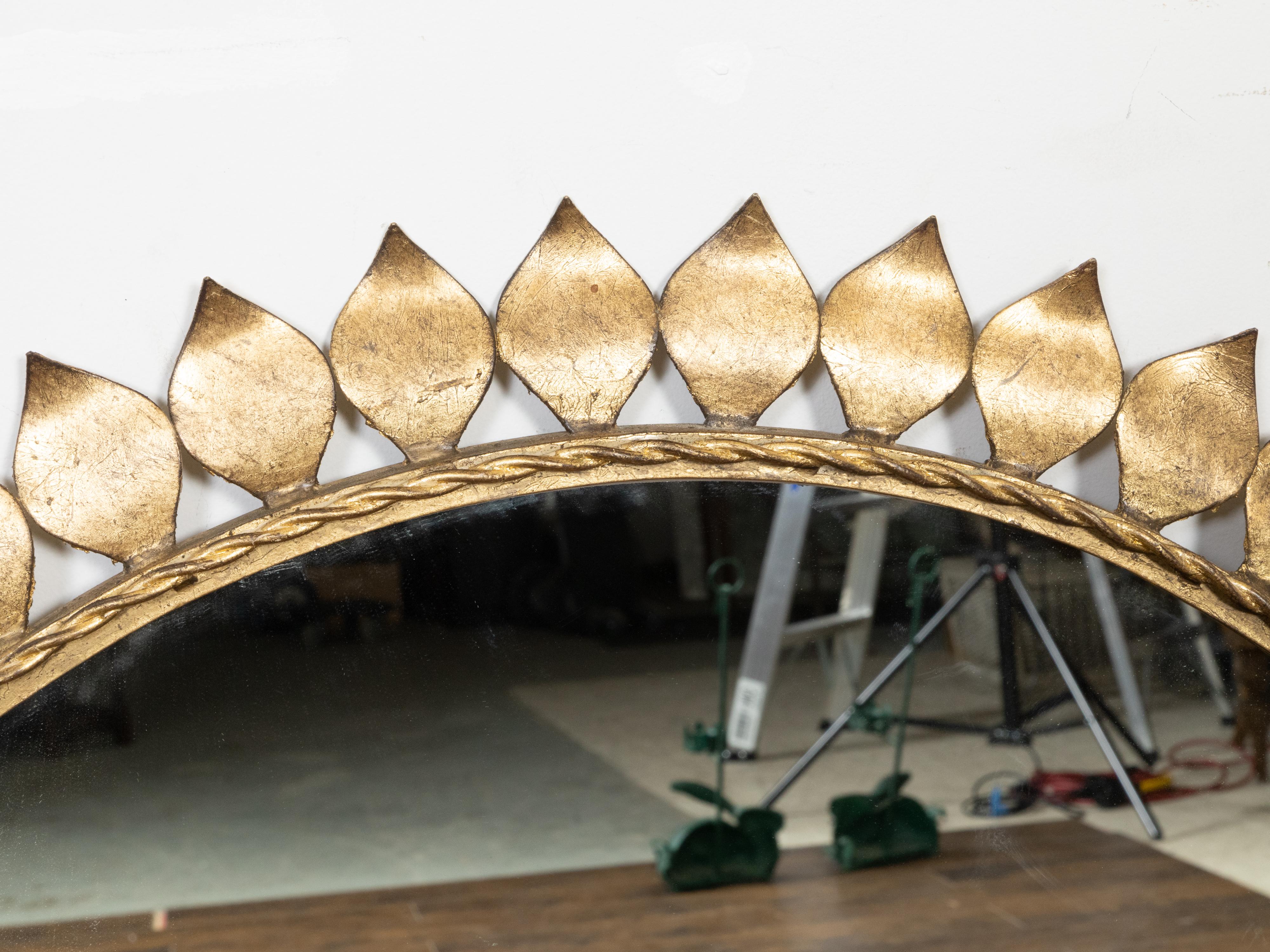 20ième siècle Paire de miroirs ronds en métal doré espagnol du milieu du siècle dernier avec feuilles et corde torsadée en vente