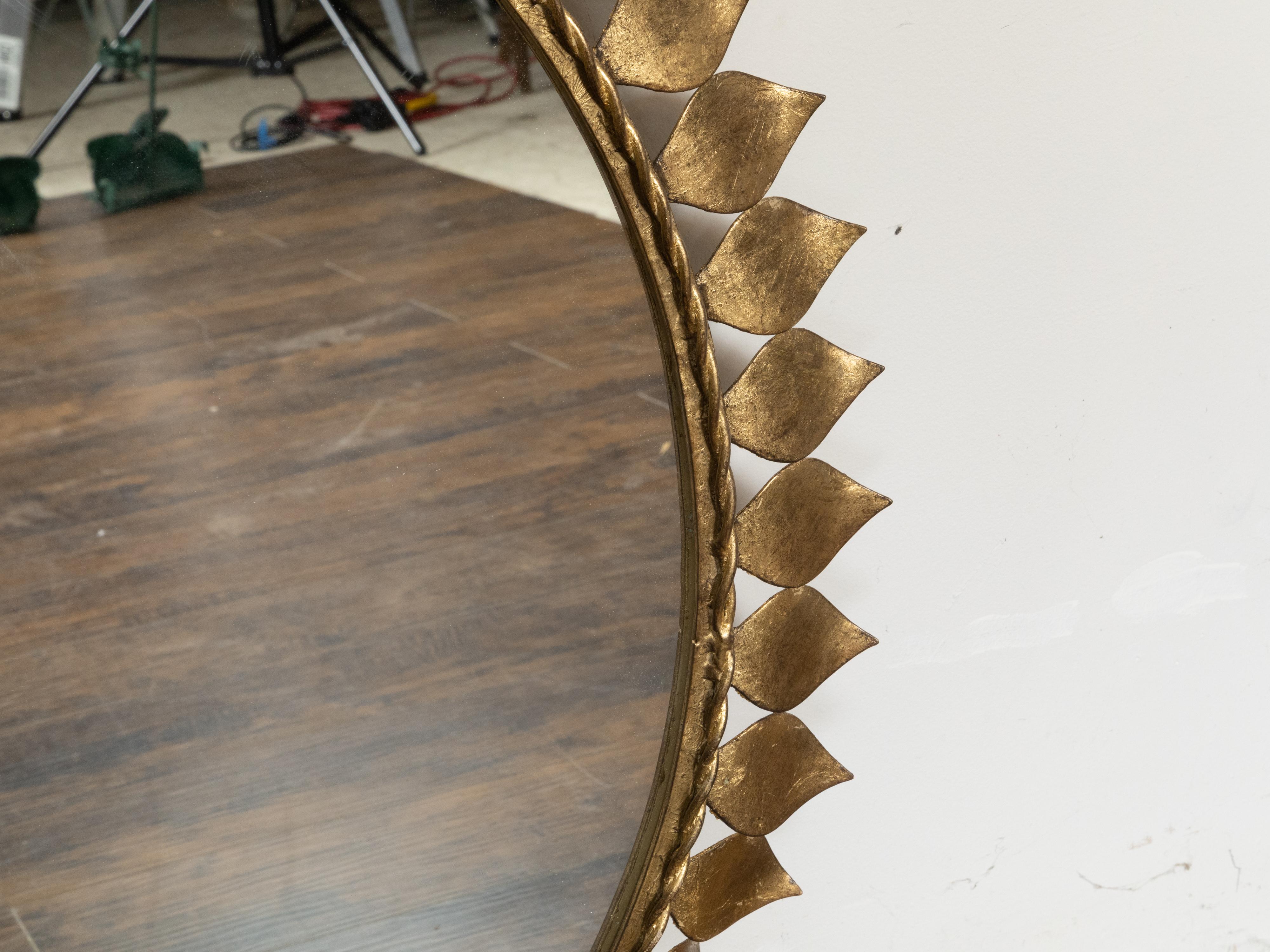 Paar spanische runde Spiegel aus vergoldetem Metall mit Blättern und gedrehtem Seil aus der Mitte des Jahrhunderts im Angebot 1