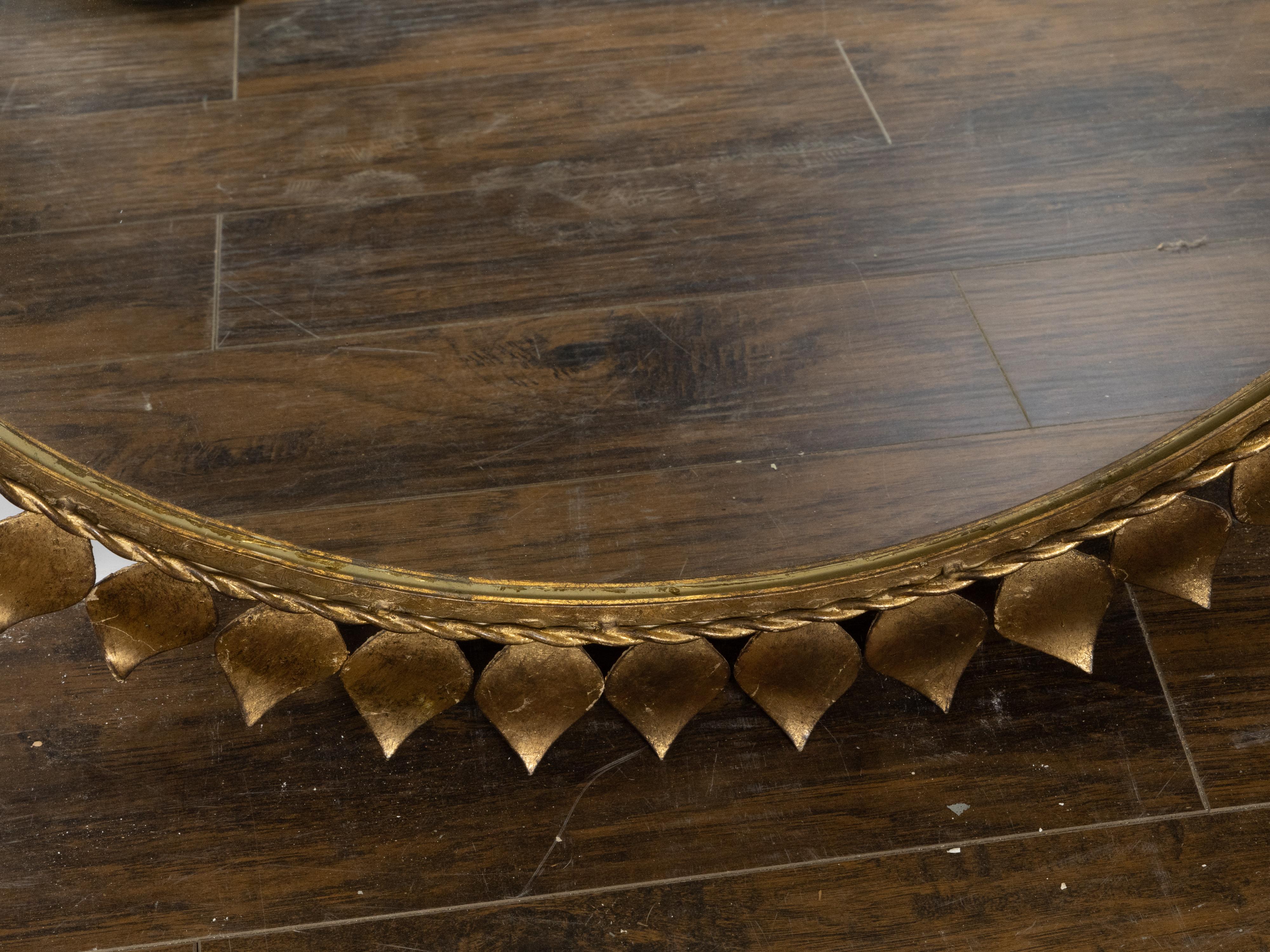 Paar spanische runde Spiegel aus vergoldetem Metall mit Blättern und gedrehtem Seil aus der Mitte des Jahrhunderts im Angebot 2
