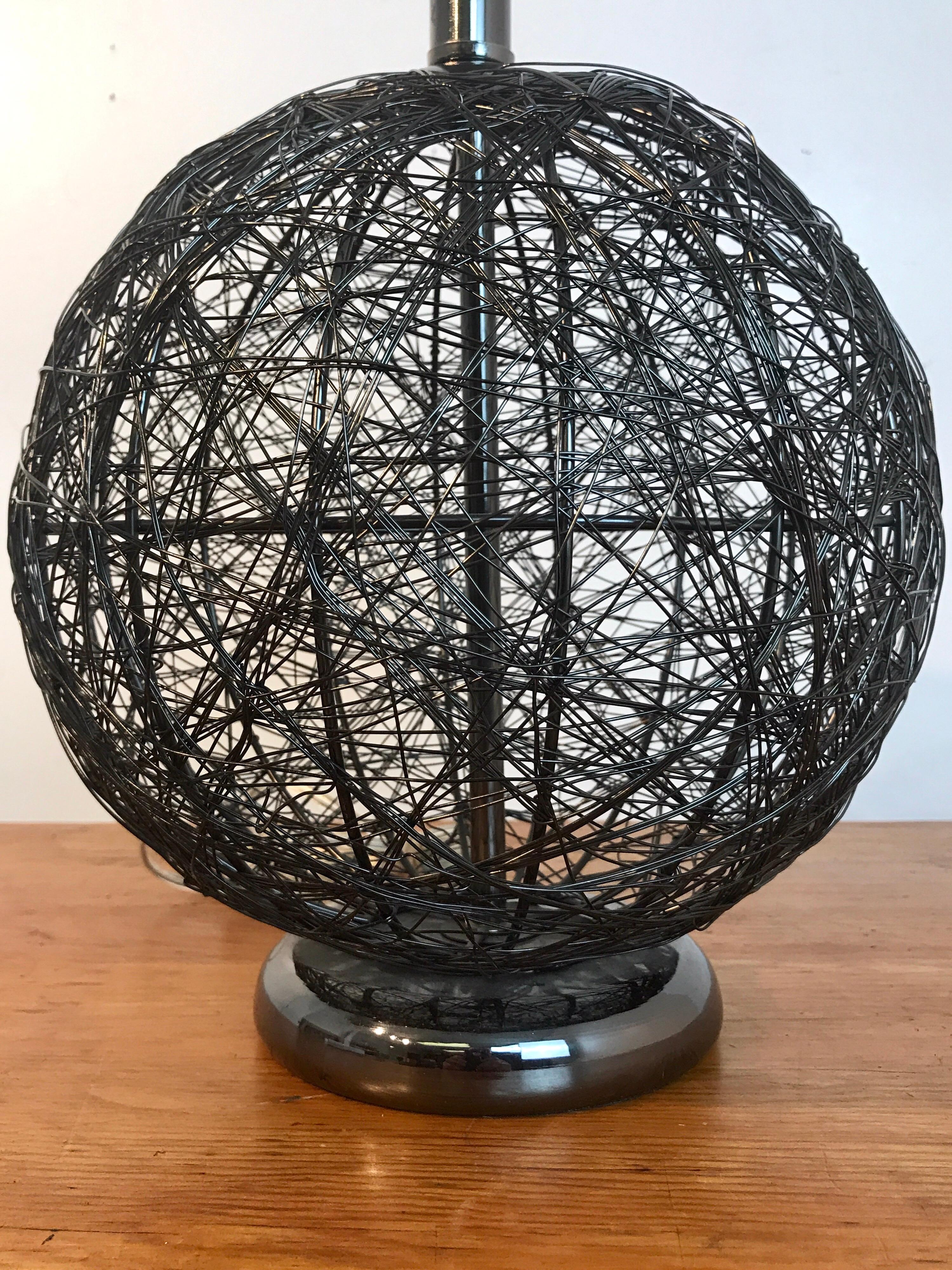 Europeo Coppia di lampade a sfera in metallo filato del Medioevo in vendita