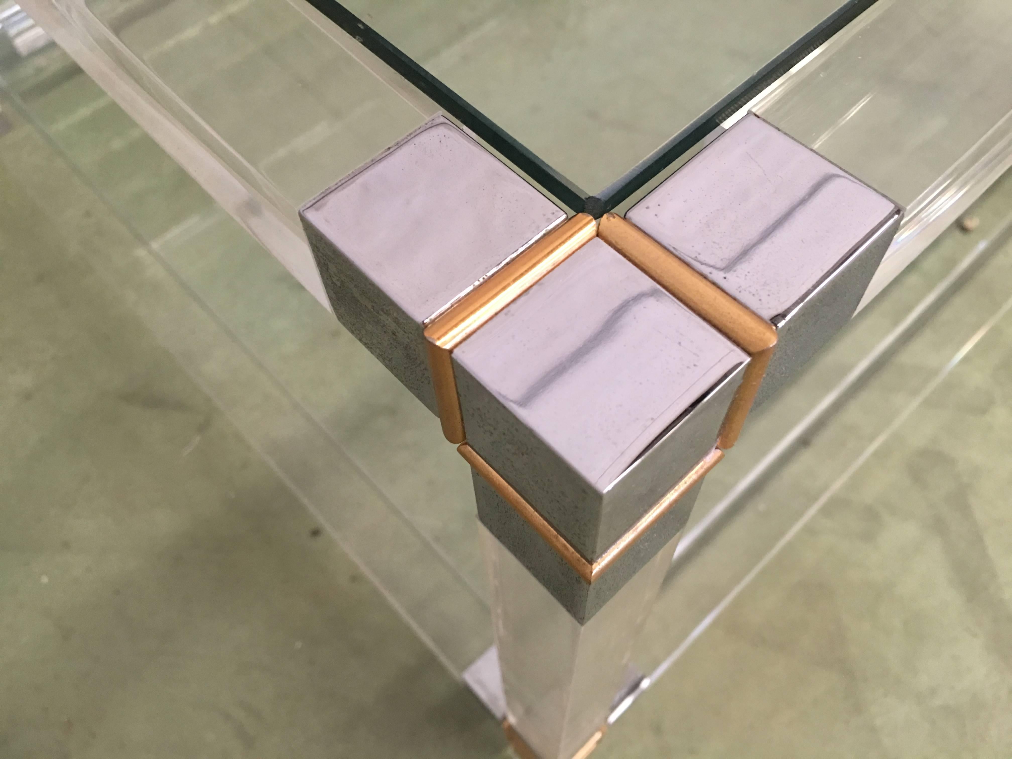 Ein Paar quadratische Lucite-Couchtische aus der Mitte des Jahrhunderts mit verchromten Metalldetails im Angebot 3