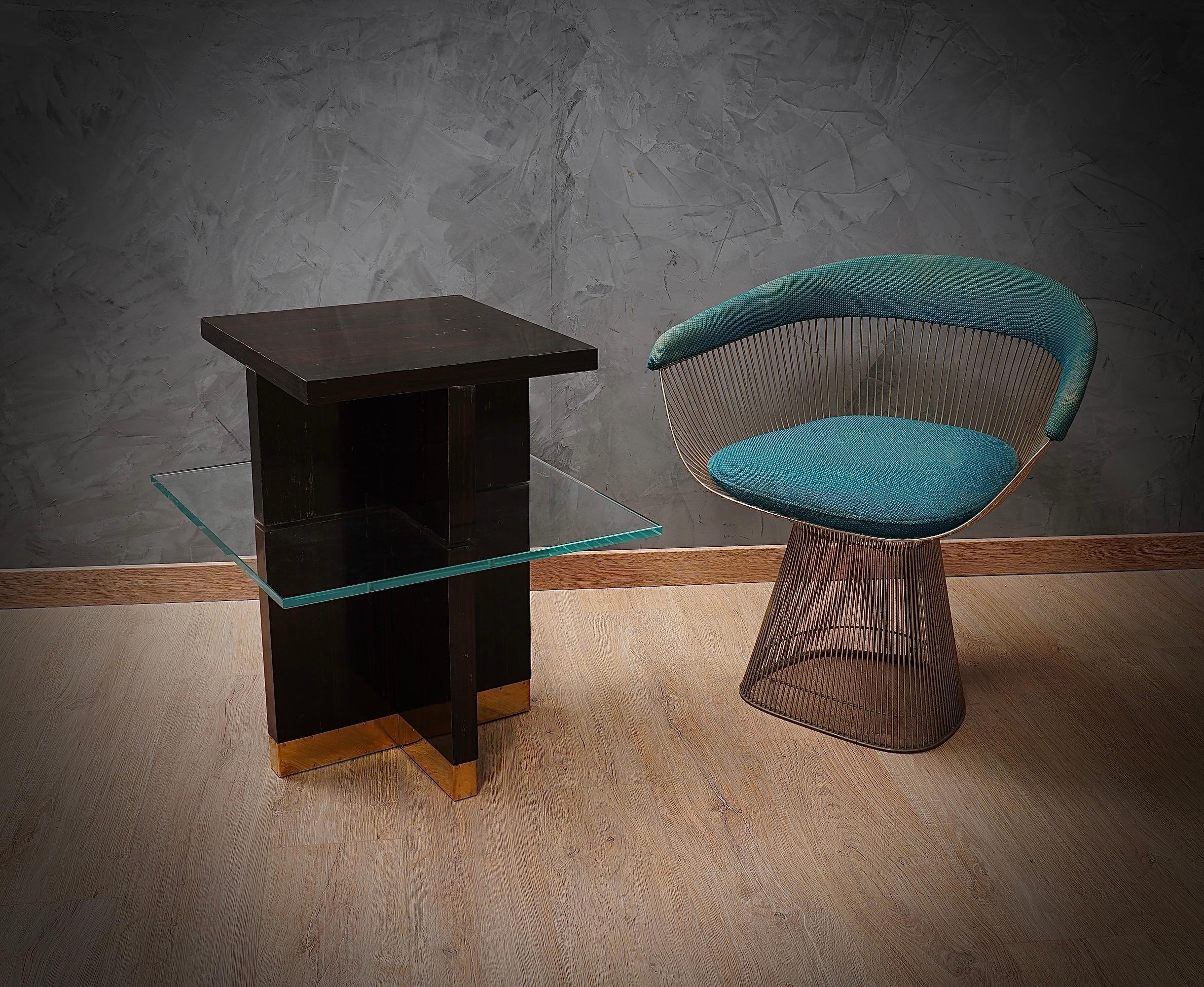 This extraordinary pair of side tables is built in a very particular way, in the middle of the last century. Fantastic IDEA for its design, a thick glass top intersected from a wooden base.

The side tables are all veneered in walnut wood, square in